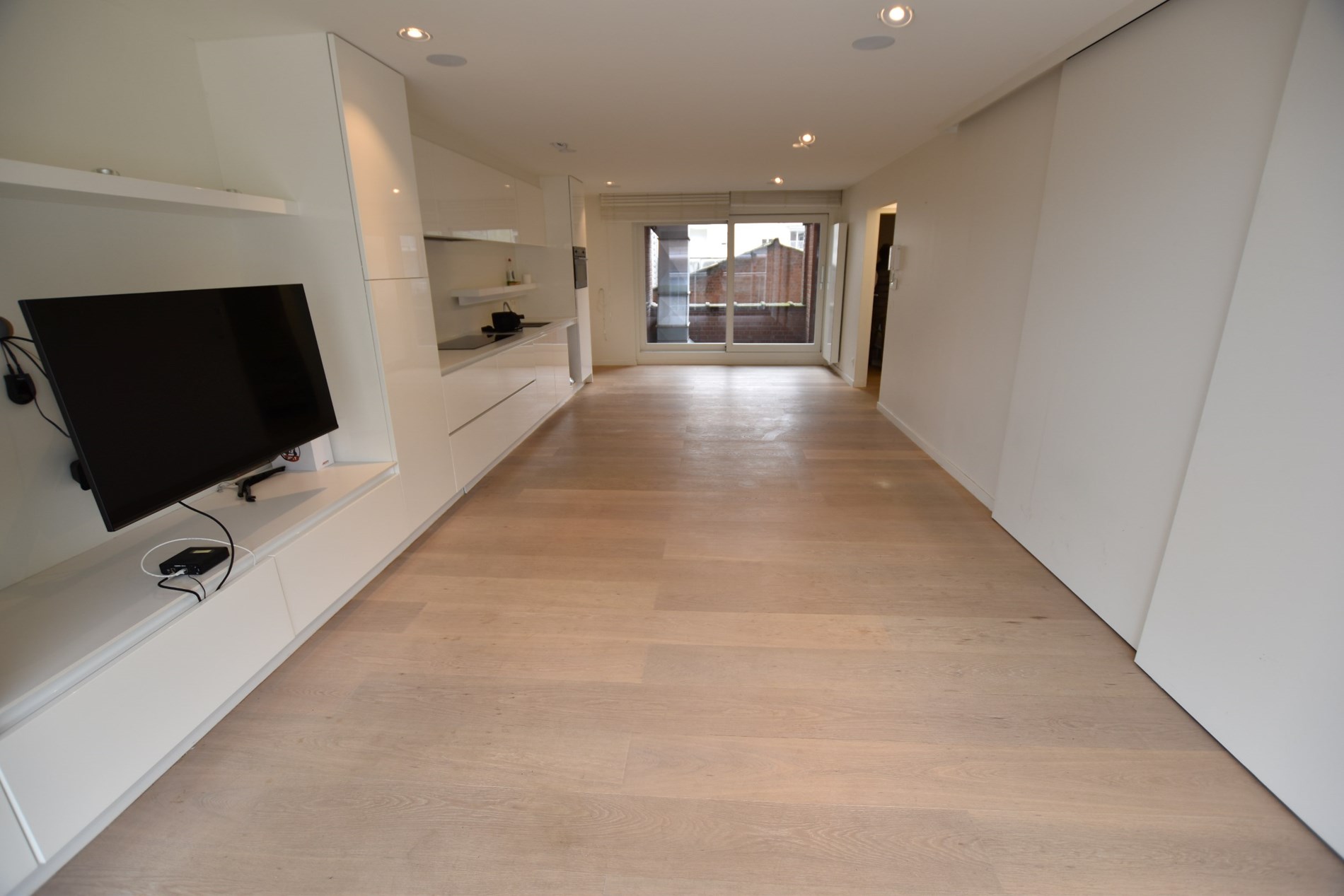 Non meubl&#233; - Appartement unique avec vue lat&#233;rale sur la mer, situ&#233; au centre de la place de la Tour de Lumi&#232;re. 