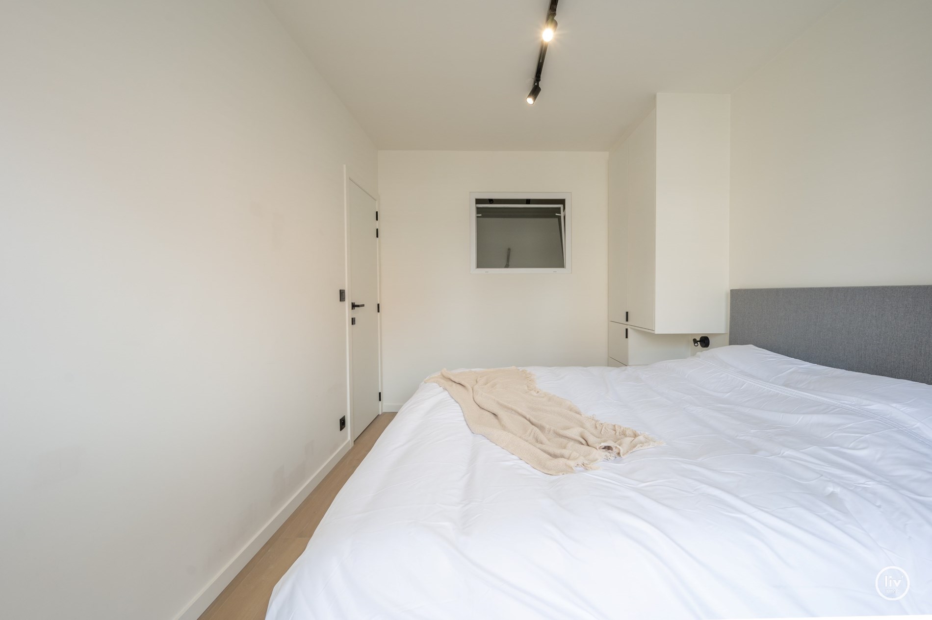 Gerenoveerd appartement met 3 slaapkamers gelegen op de Paul Parmentierlaan te Knokke vlakbij de Lippenslaan. 