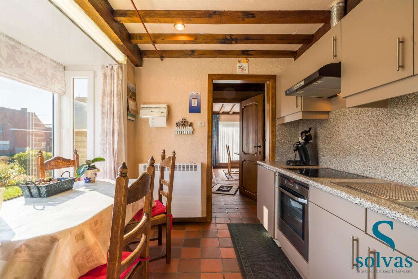 Te renoveren bungalow, centraal gelegen, met 2 slaapkamers! 