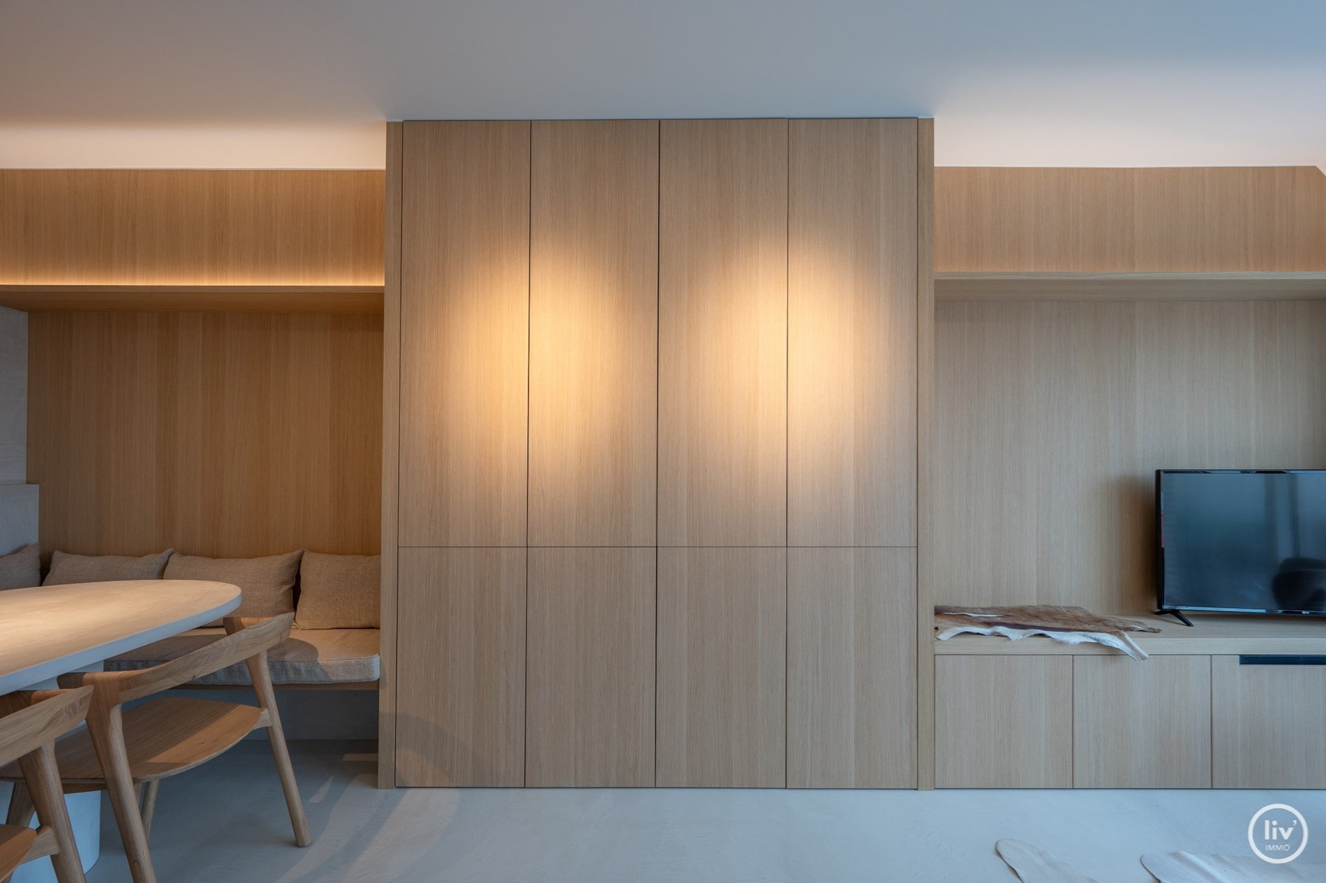 Prachtig gerenoveerd duplex appartement met ruim Westgericht terras gelegen op de Lippenslaan te Knokke. 