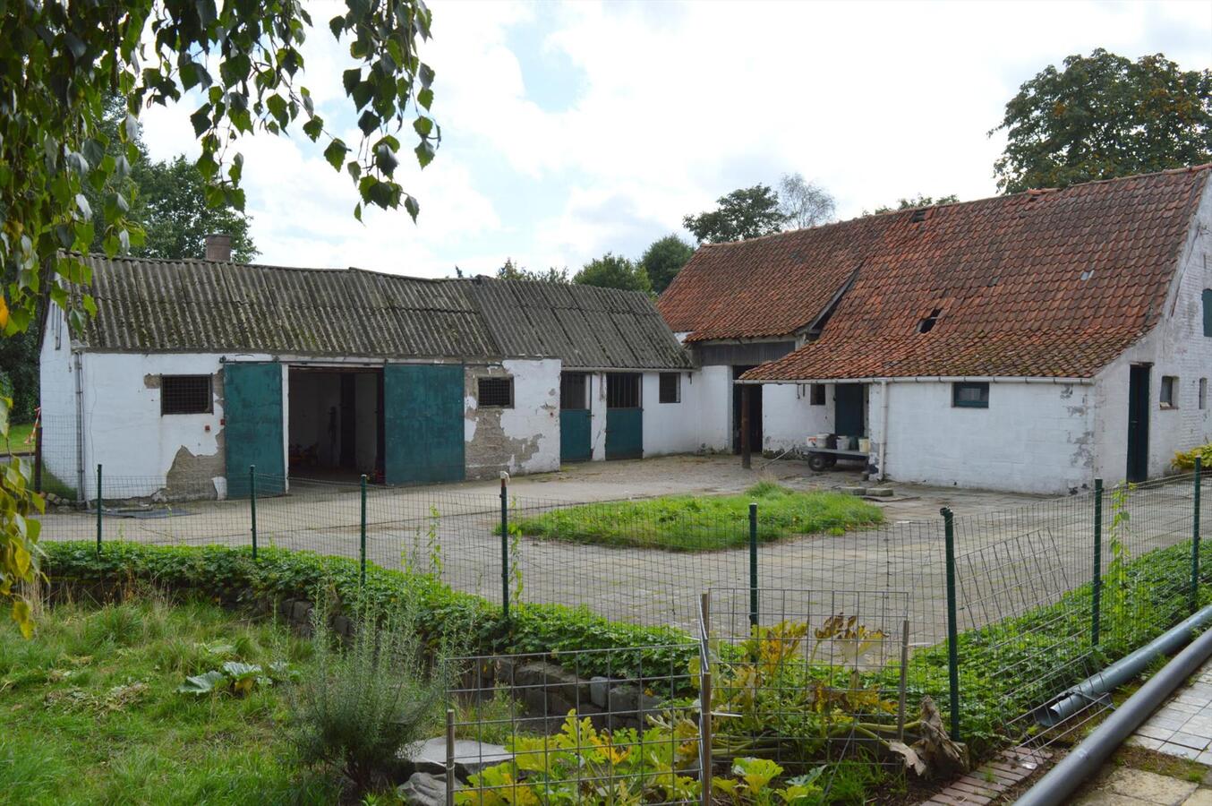 Manege met binnenpiste en 38 boxen op ca. 1,33ha te Destelbergen 