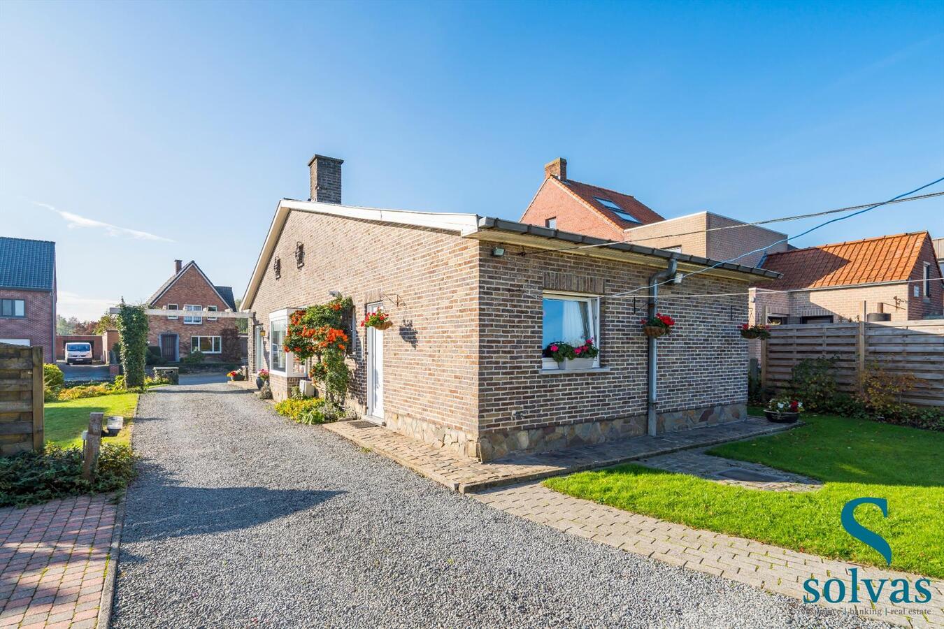 Te renoveren bungalow, centraal gelegen, met 2 slaapkamers! 