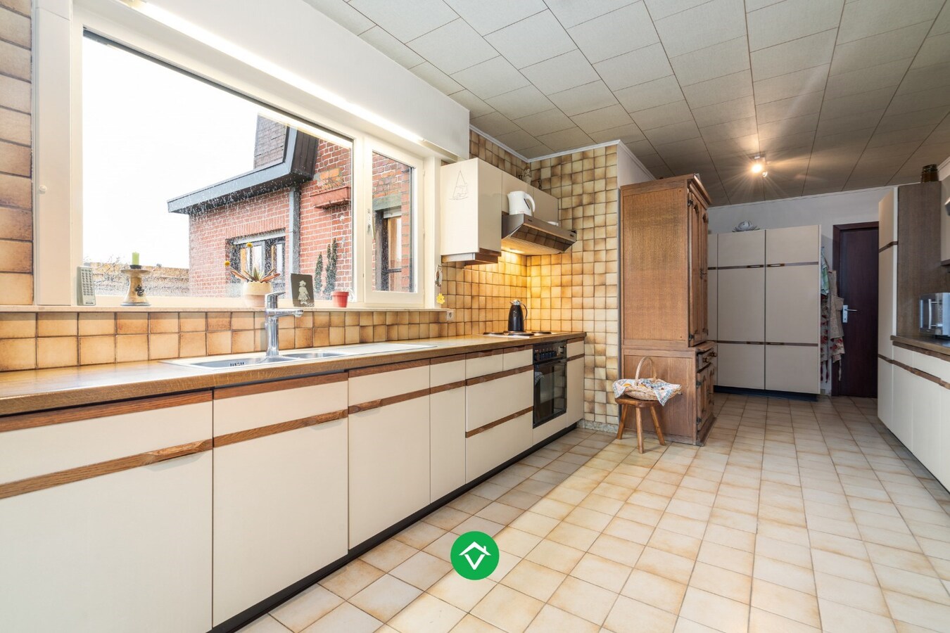 Alleenstaande woning met 4 slaapkamers te koop in centrum Koekelare 