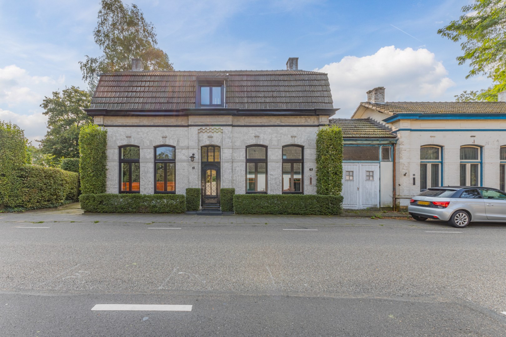 Wat een sfeervolle woning met een rijke geschiedenis is dit! Het oude grenskantoor van Budel zit vol met mooie authentieke details en is gelegen op een prachtig groot perceel. Energielabel  D. 