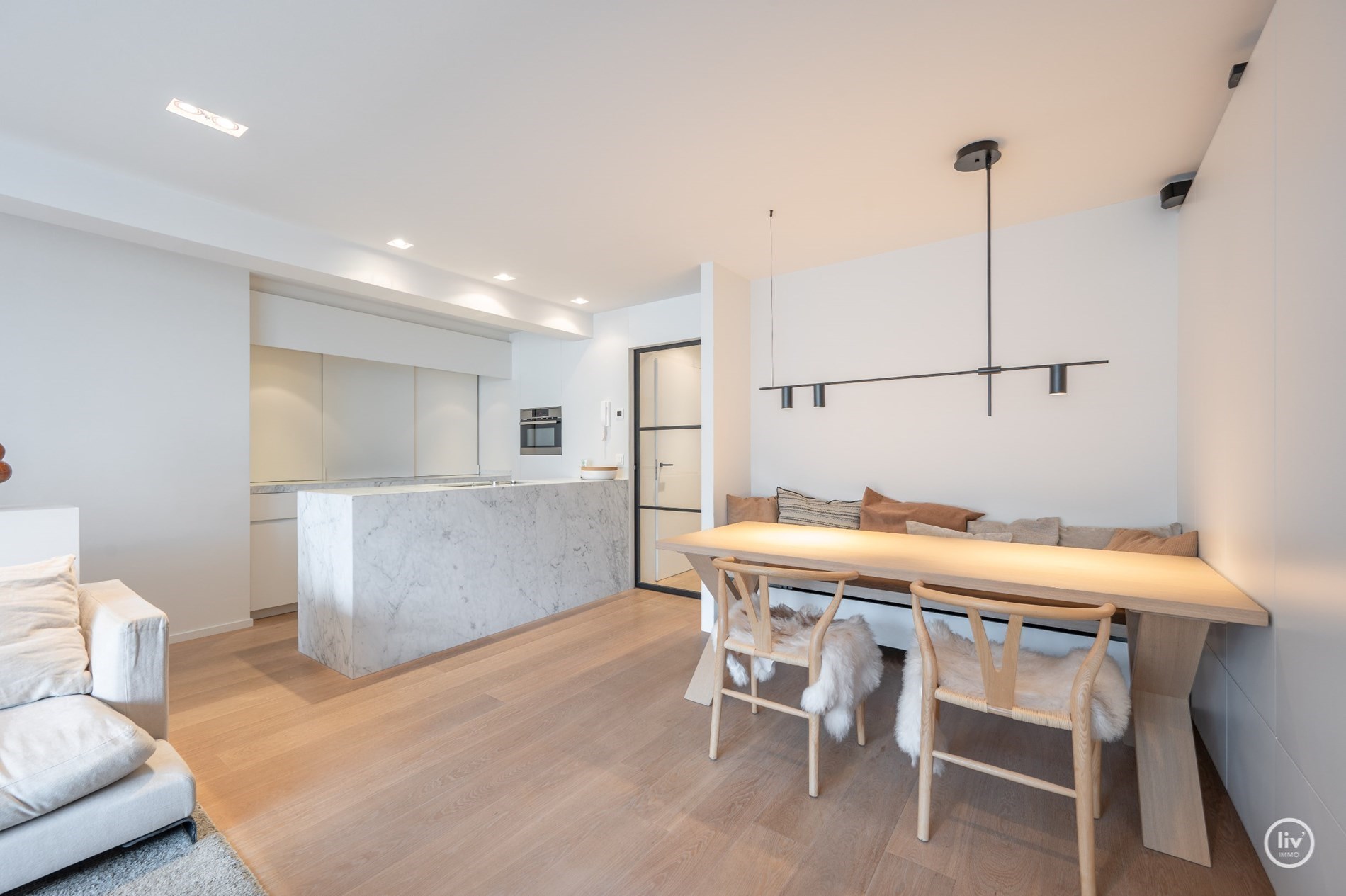 Mooi gerenoveerd, ruim 2 slaapkamer-appartement met mooie gevelbreedte centraal gelegen op de Lippenslaan te Knokke. 