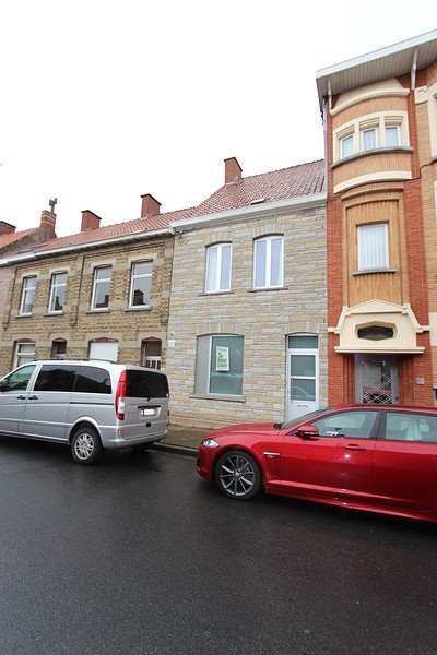 Gerenoveerde woning met 2 slaapkamers en terras te Roeselare 