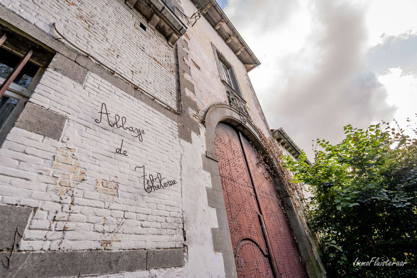 Te renoveren karaktervolle historische hoevewoning met stallingen, binnenkoer, dreef en weiland op ca. 1,36ha te Rebecq (Waals-Brabant) 