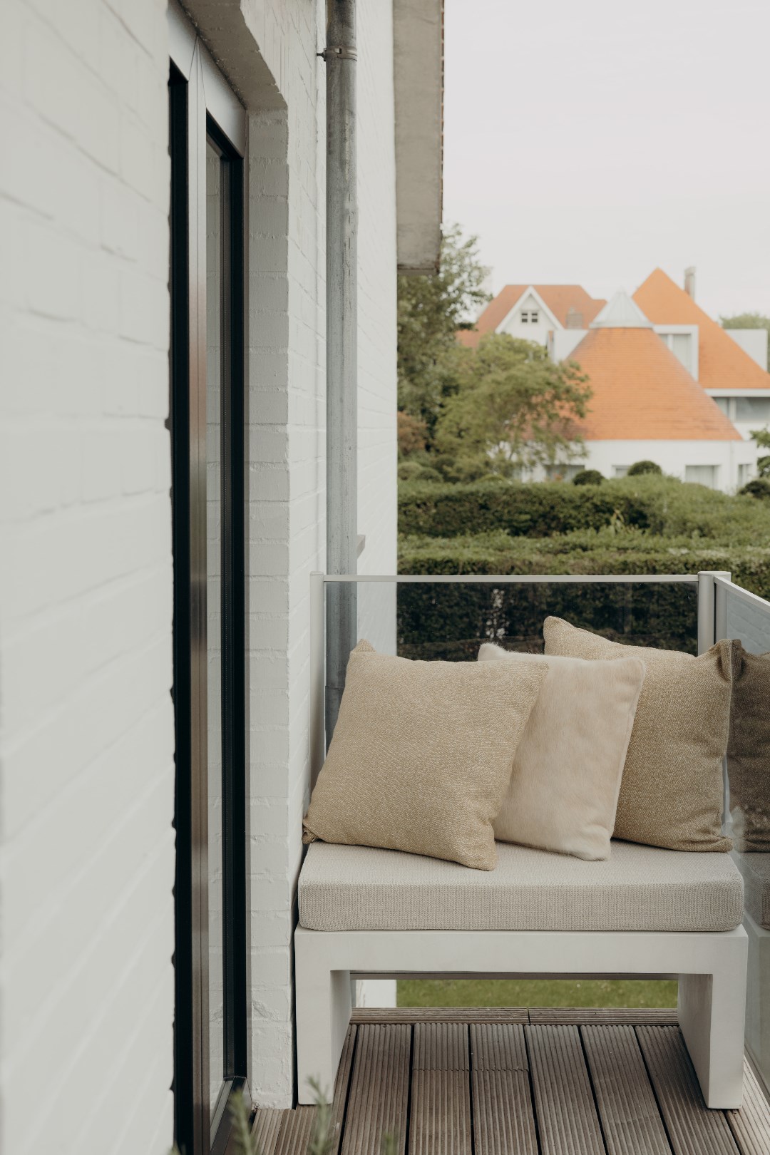 Prachtig vernieuwd appartement (130m&#178;) met 3 volwaardige slaapkamers op 500meter van het strand te Duinbergen. 