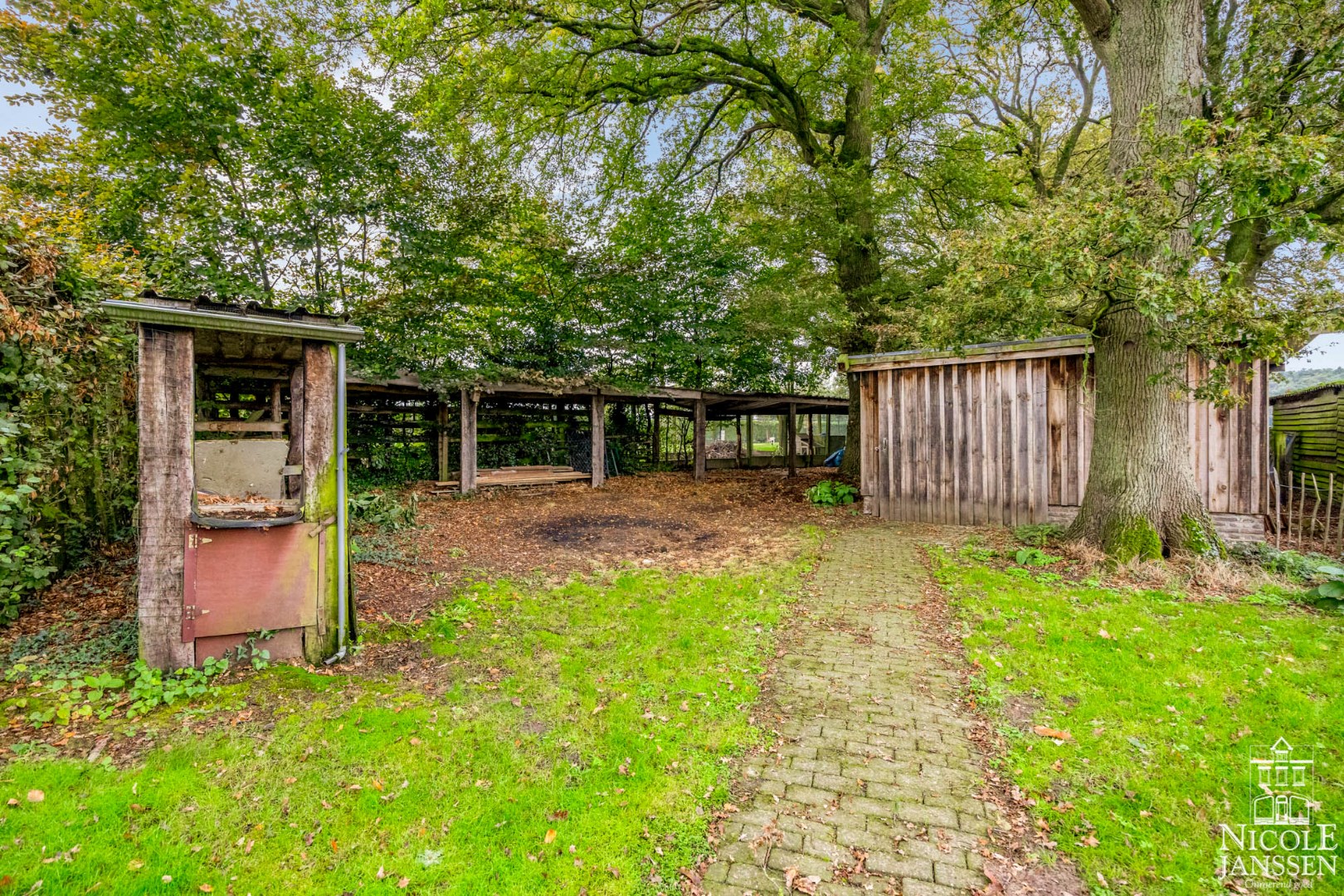 Moderne gezinswoning met mooi terras en vrij uitzicht aan voor- en achterzijde 