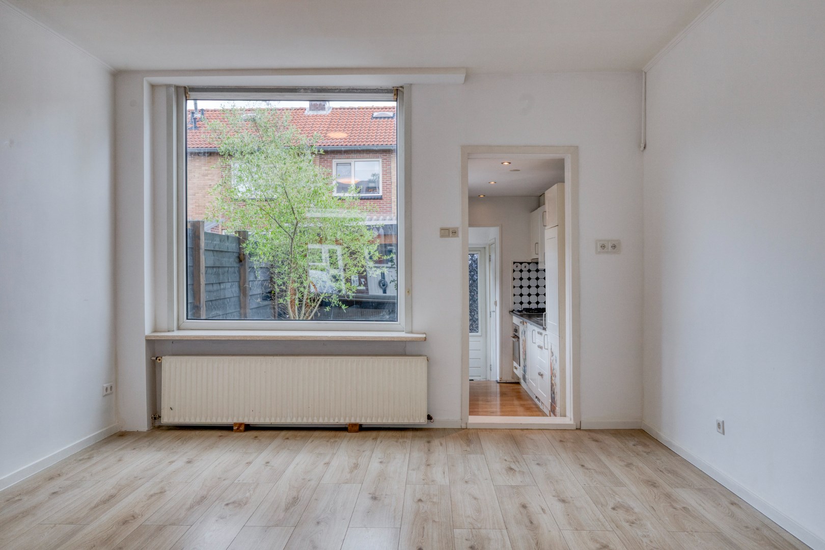 Charmante en knusse uitgebouwde jaren &#39;30 woning met tuin met kunststof kozijnen en gelegen op eigen grond! 