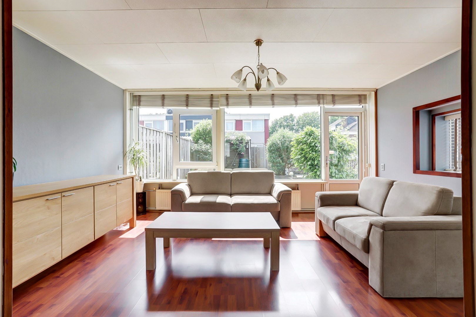 Leuke starters hoekwoning op 206 m&#178; eigen grond met 4- (voorheen 5) kamers, kunststof kozijnen en zonnige brede tuin! 