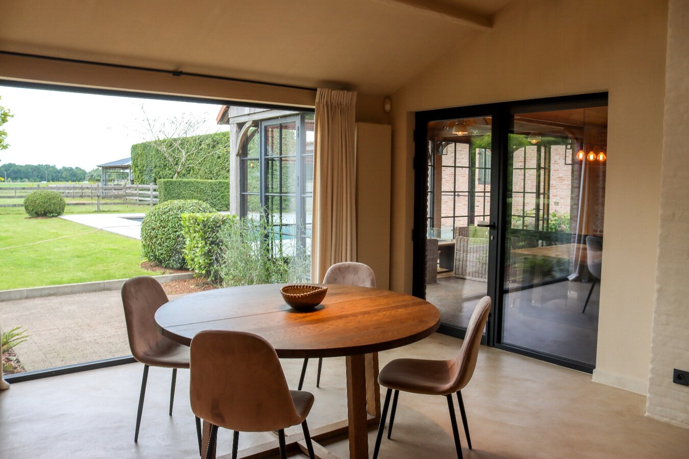 Exclusieve villa met paardenaccommodatie op ca. 1,3 ha te Sint-Katelijne-Waver 