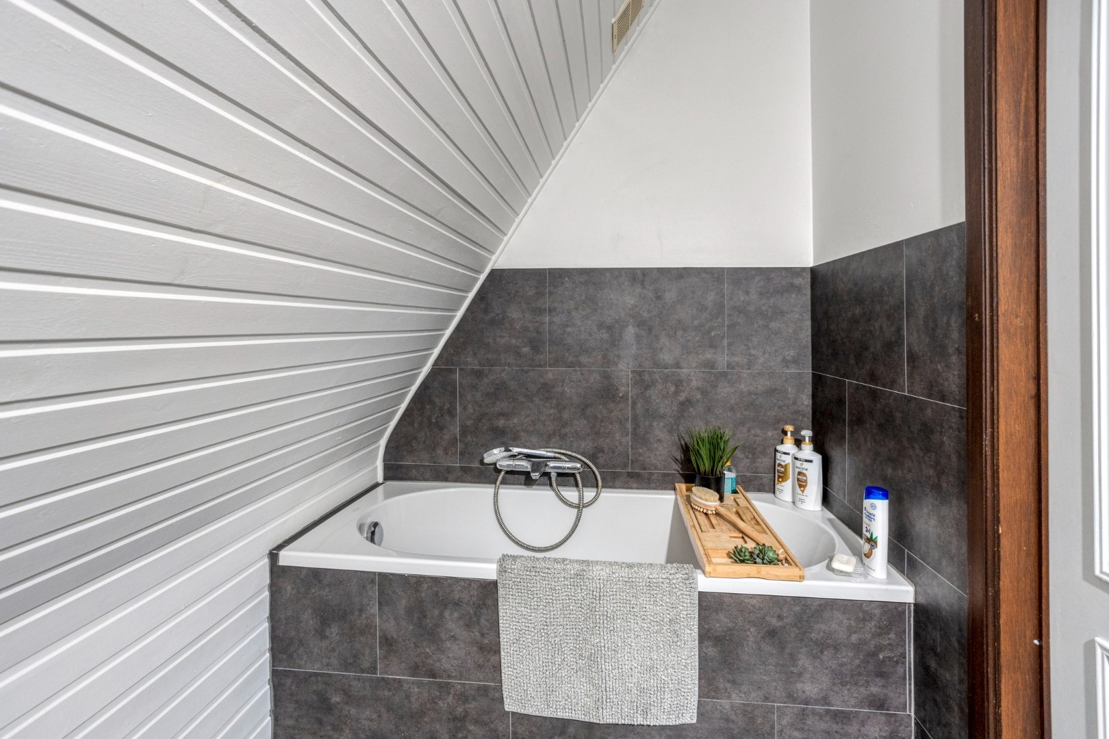 Rustig gelegen open bebouwing met 5 slaapkamers, 3 badkamers, dubbele garage en zonnige tuin in Tervuren – EPC 201 kWh/m&#178; – bewoonbare oppervlakte 339 m&#178; 