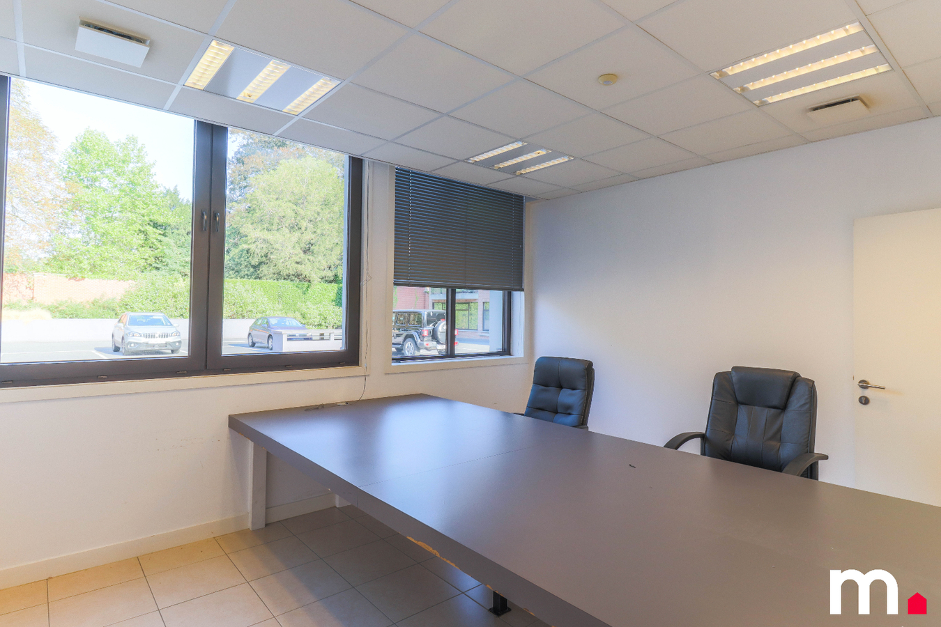 Vernieuwde kantoorruimte van 300m&#178; te koop in centrum van Heule 