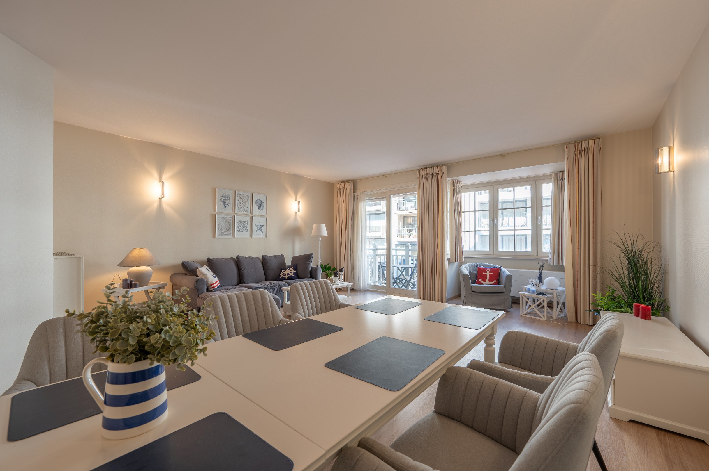 Instapklaar appartement met mooi zonneterras, gelegen op de Dumortierlaan. 