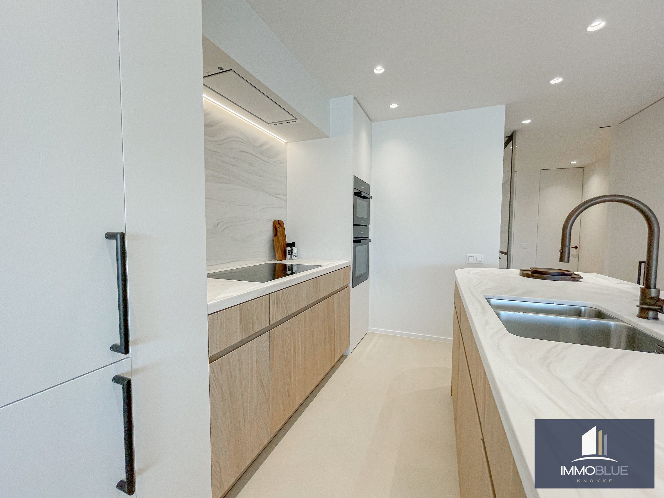 Volledig gerenoveerd, tijdloos appartement met open zicht en een royale gevelbreedte. 