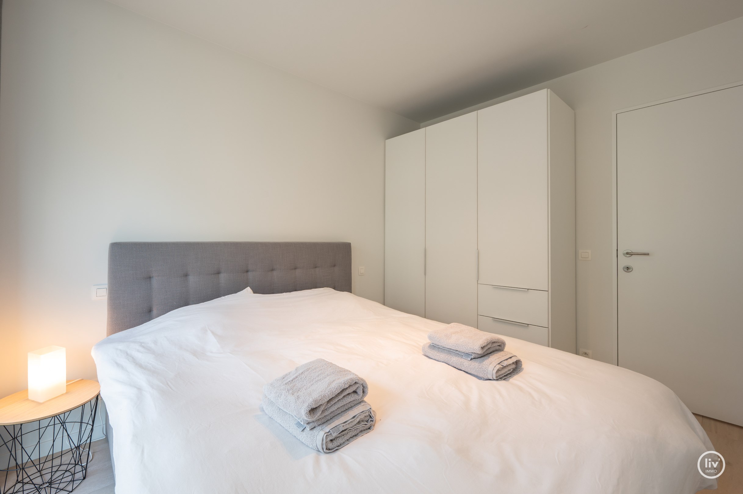 Luxueus afgewerkt appartement met 2 slaapkamers genietend van een open zicht gelegen in de Piers de Raveschootlaan. 