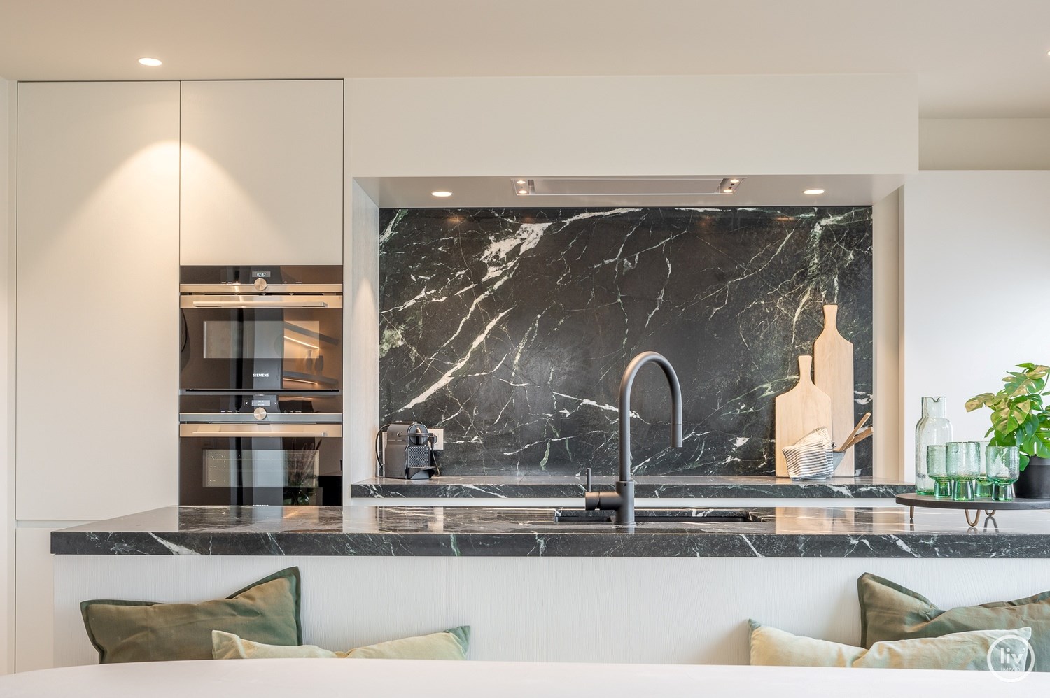 Prachtig gerenoveerd appartement op een topligging met frontaal meerzicht aan het zegemeer te Knokke. 
