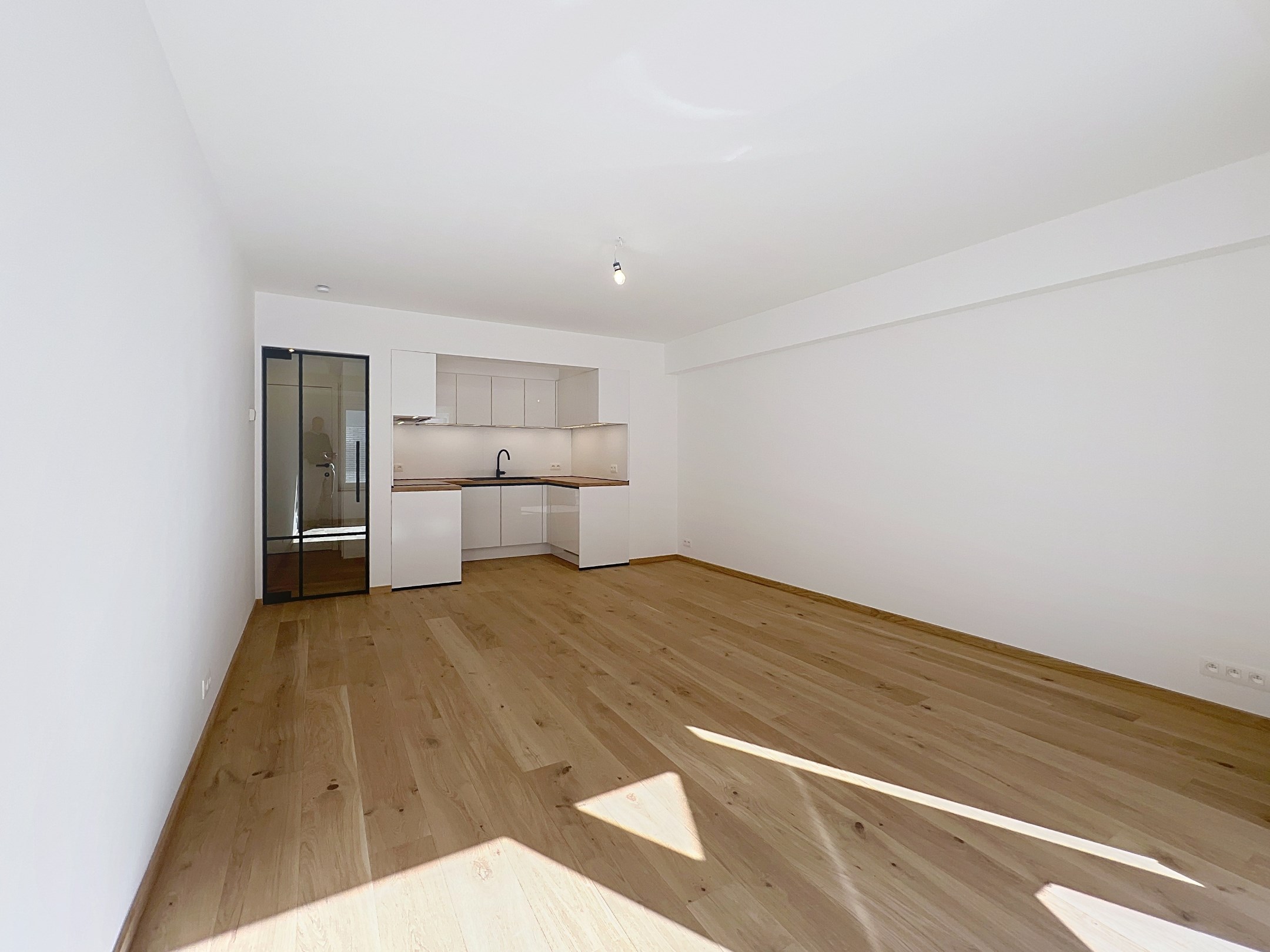 Instapklaar 2-slaapkamerappartement met zijdelings zeezicht in verzorgd gebouw. 