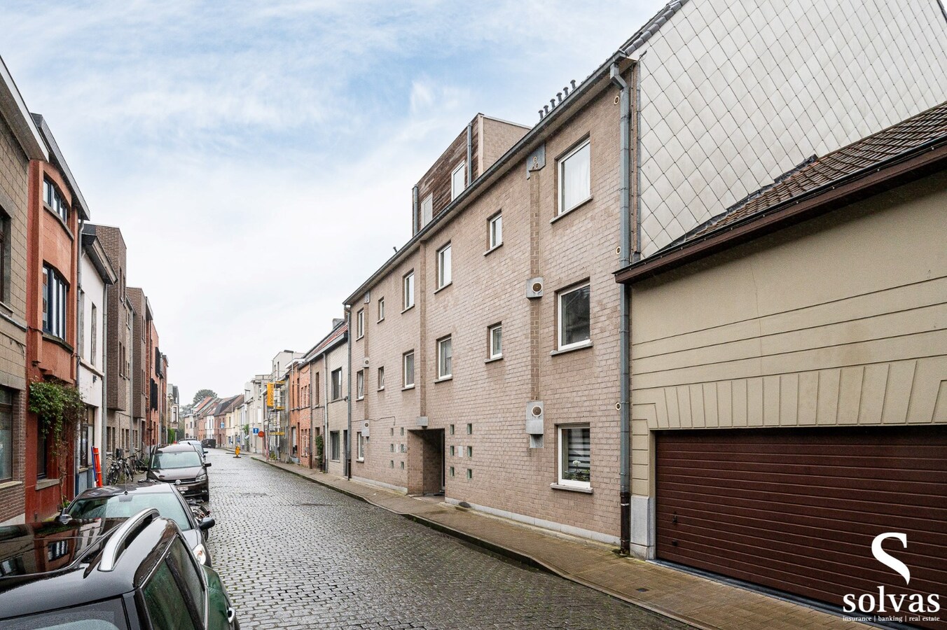 Ruim appartement met tuintje en garage 