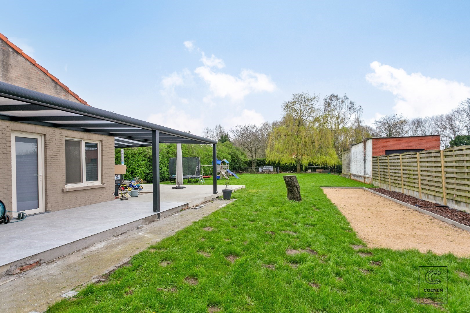 Instapklare woning met praktijkruimte &#233;n bouwgrond in Wommelgem. 4-5 slaapkamers, tuin, zonnepanelen en garage. 