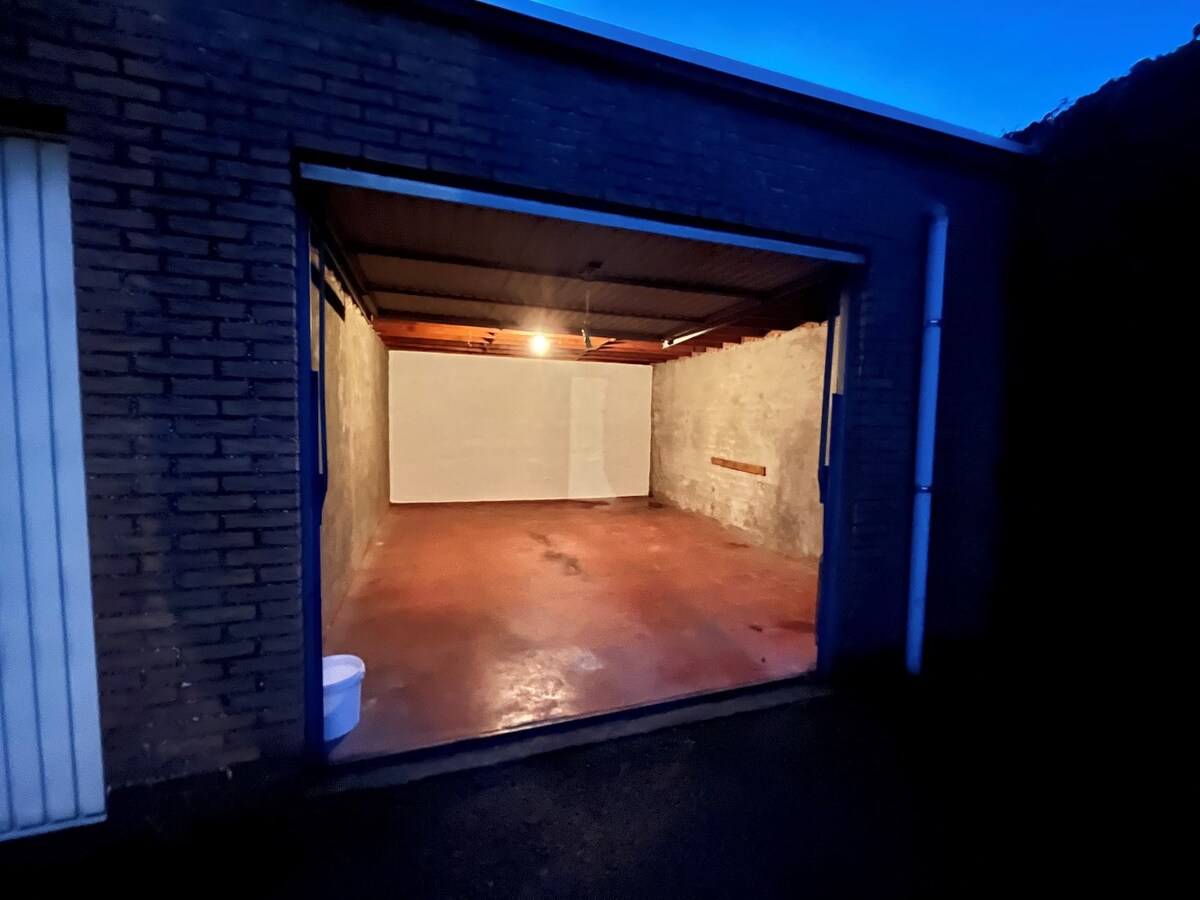 Ruime gesloten garagebox voorzien van elektriciteits en wateraansluiting 