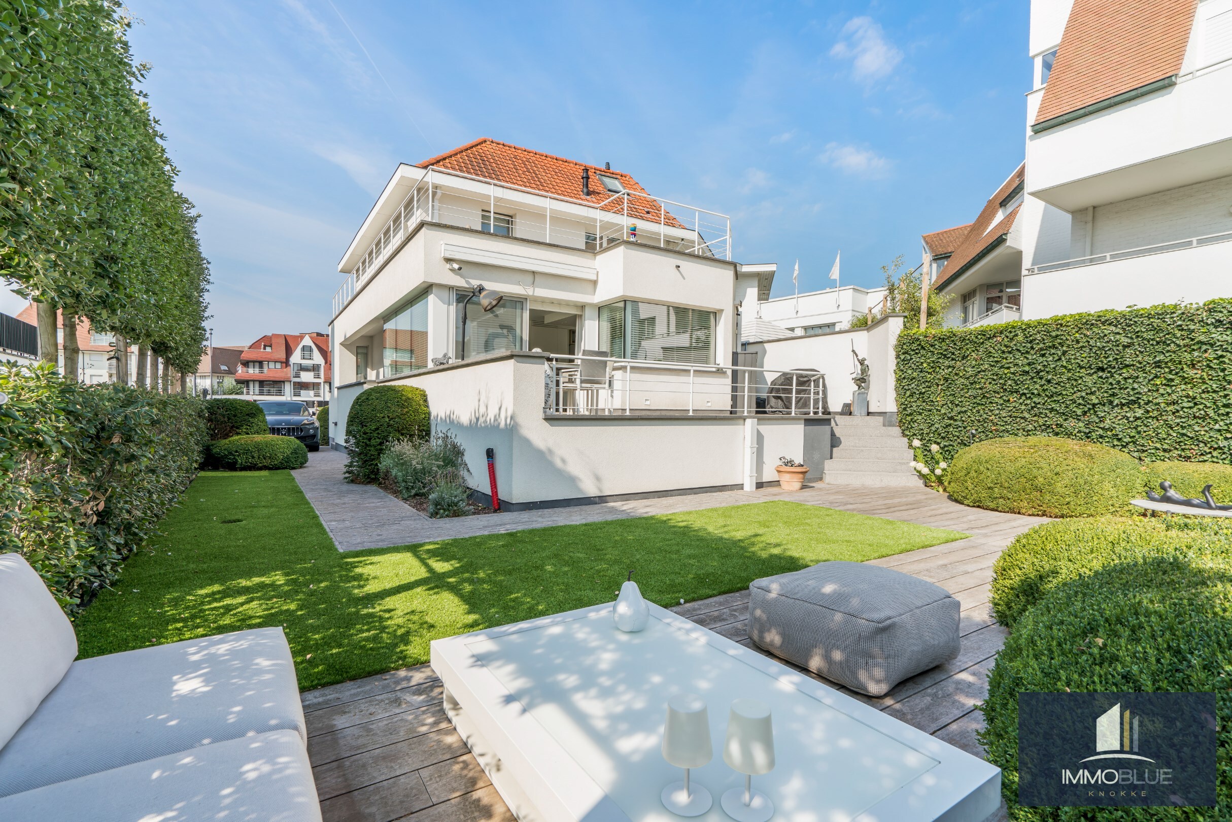 Exceptionnelle villa jumel&#233;e avec un garage tr&#232;s spacieux, situ&#233;e &#224; moins de 100 pas de la mer. 