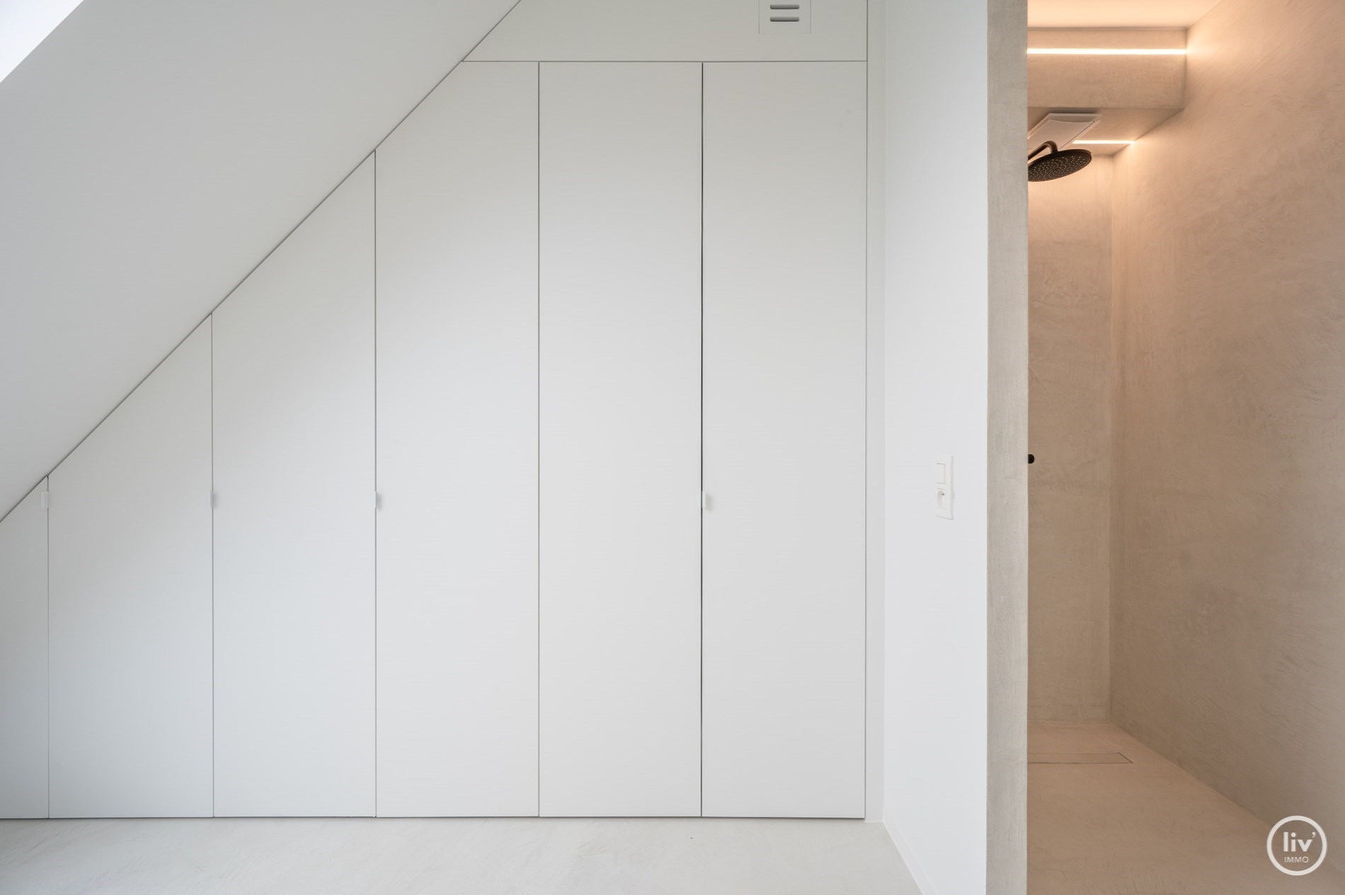 Prachtig gerenoveerd duplex appartement met ruim Westgericht terras gelegen op de Lippenslaan te Knokke. 