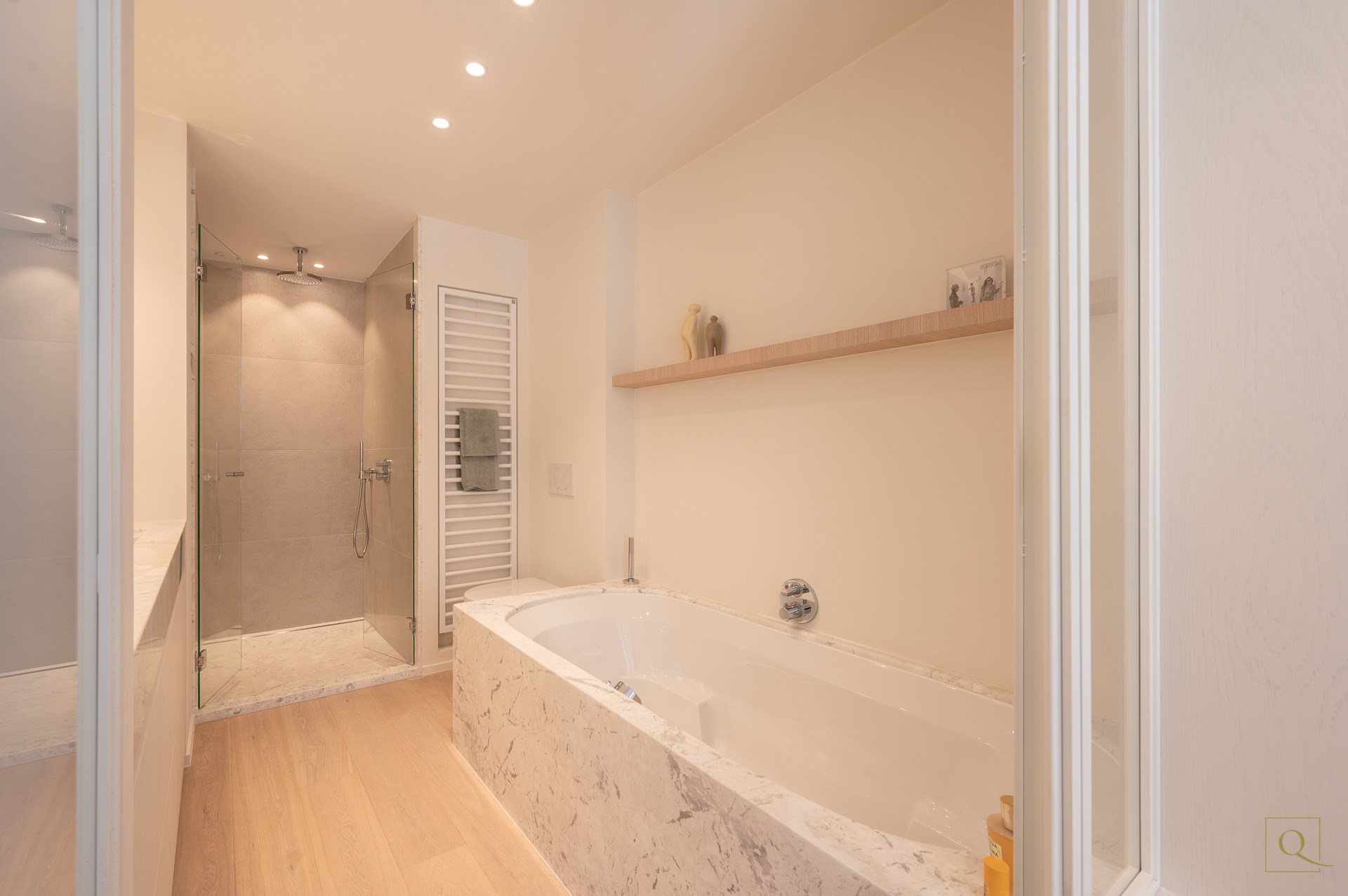 Appartement de luxe &#233;l&#233;gamment r&#233;nov&#233; avec deux terrasses ensoleill&#233;es &#224; proximit&#233; de la plage et des commerces. 