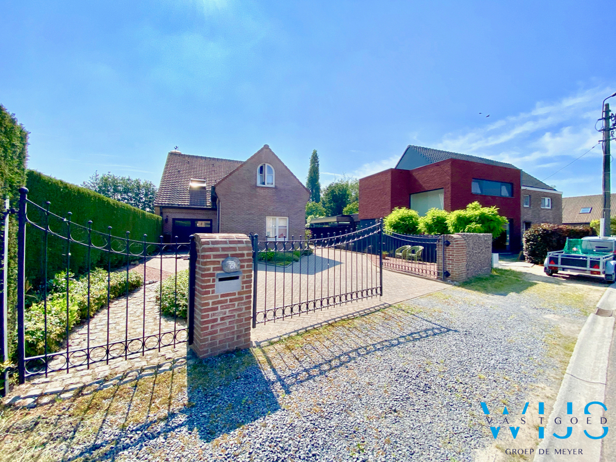 Instapklaar woonhuis met 4 slaapkamers op 936m&#178; te Zelzate! 