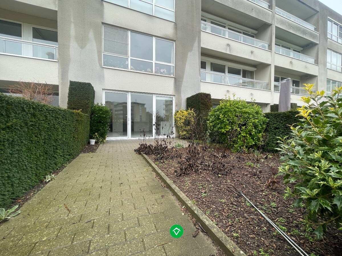 Gelijkvloers appartement met &#233;&#233;n slaapkamer, tuin en garage in centrum Roeselare 