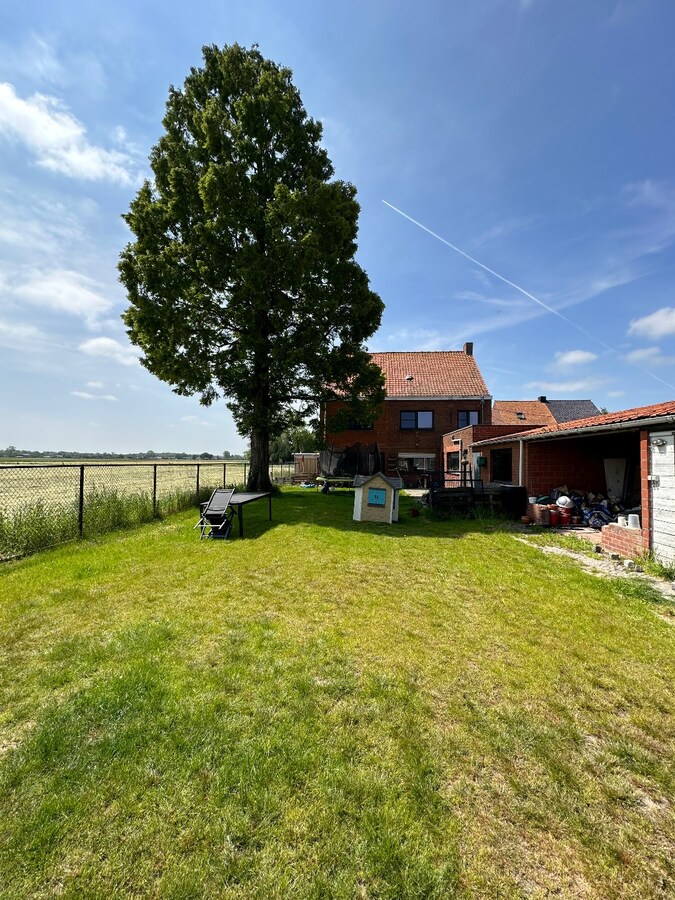 Rustig gelegen woning met 4 slaapkamers en tuin en landelijk uitzicht te Eernegem 