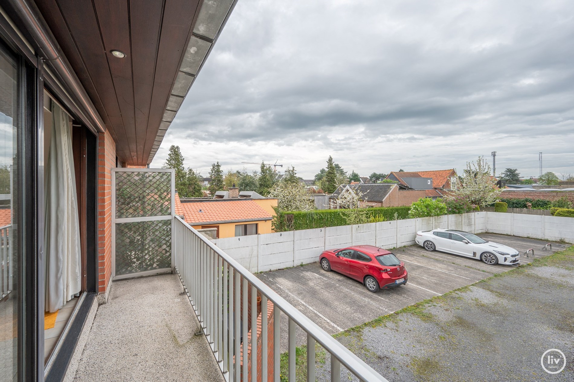 Appartement duplex de 3 chambres &#224; rafra&#238;chir avec grande terrasse et place de parking int&#233;rieure. 