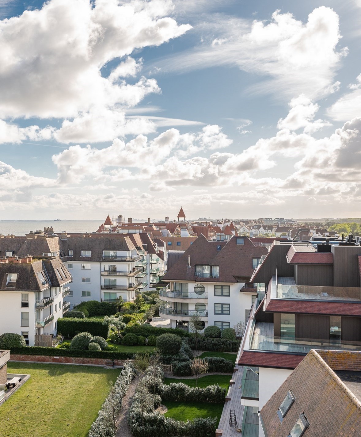 Nieuwbouw duplex appartement met prachtige zichten op de minigolf en zijdelings zeezicht gelegen vlakbij de Kustlaan te Knokke. 