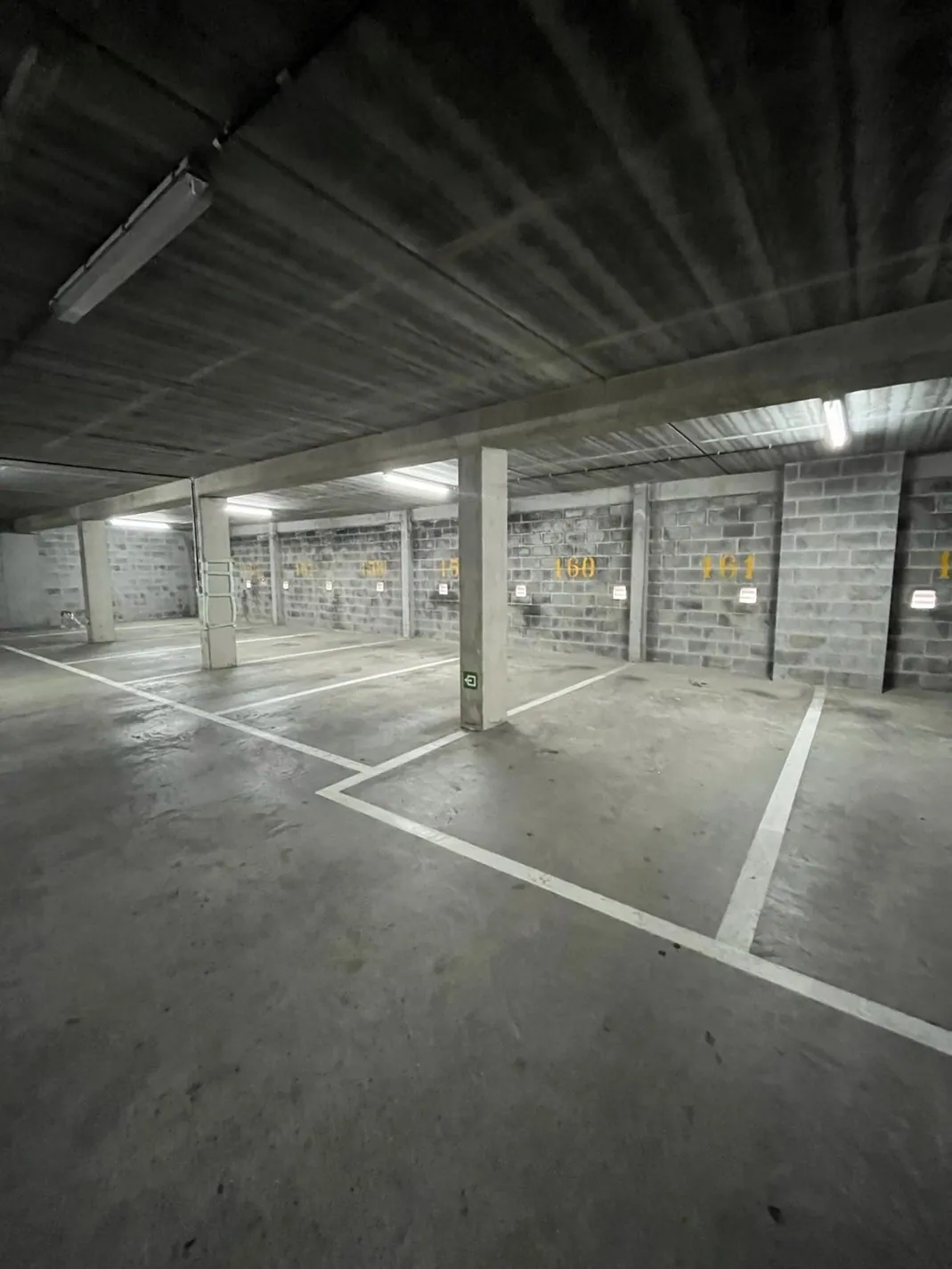 Place de parking de garage facilement accessible dans la rue August Danse (Rés. Arion), près de l'avenue Lippens.
