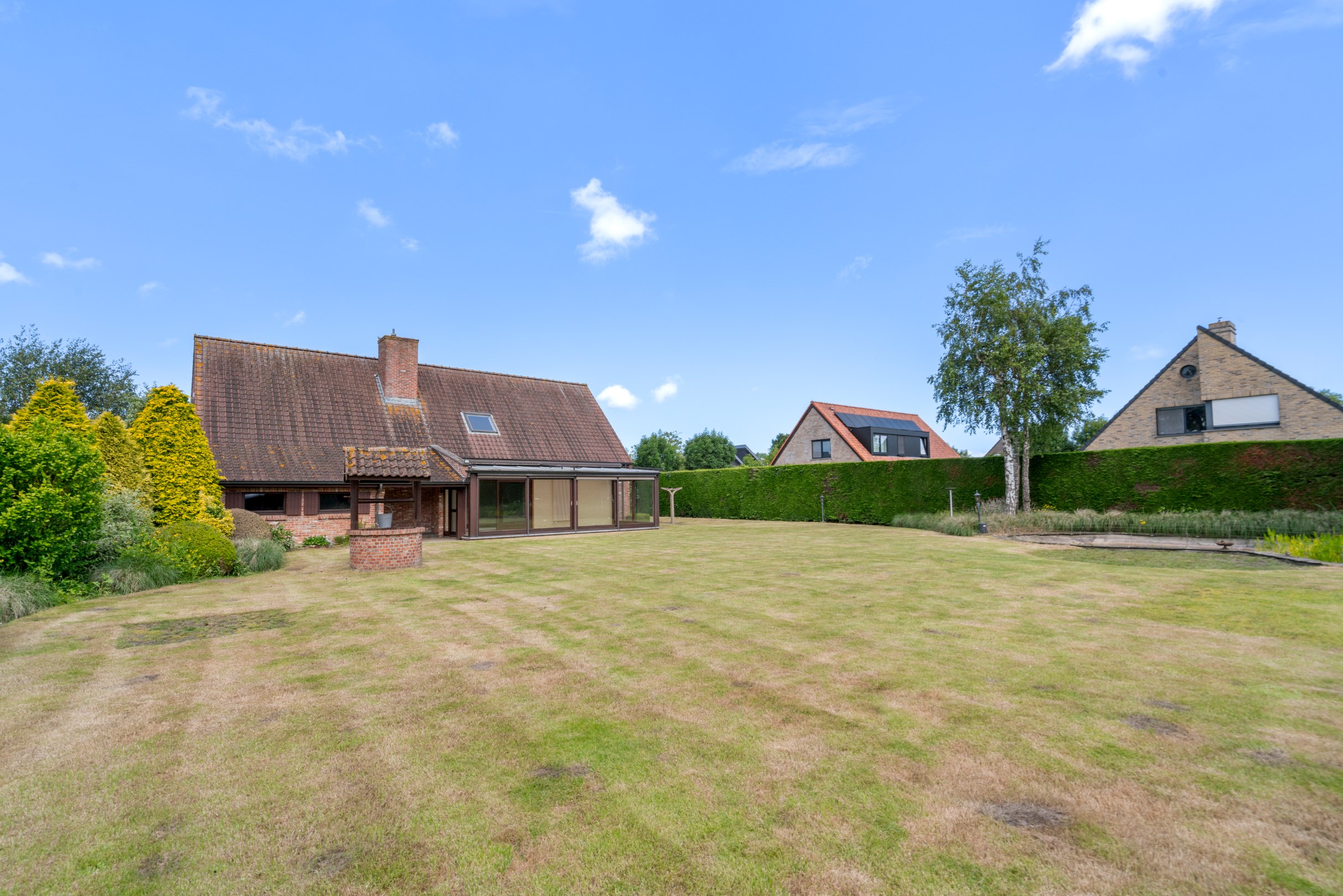 Grande villa individuelle avec double garage sur un terrain orient&#233; plein sud de 1229 m2 &#224; Knokke Heist. Le terrain est divisible. 