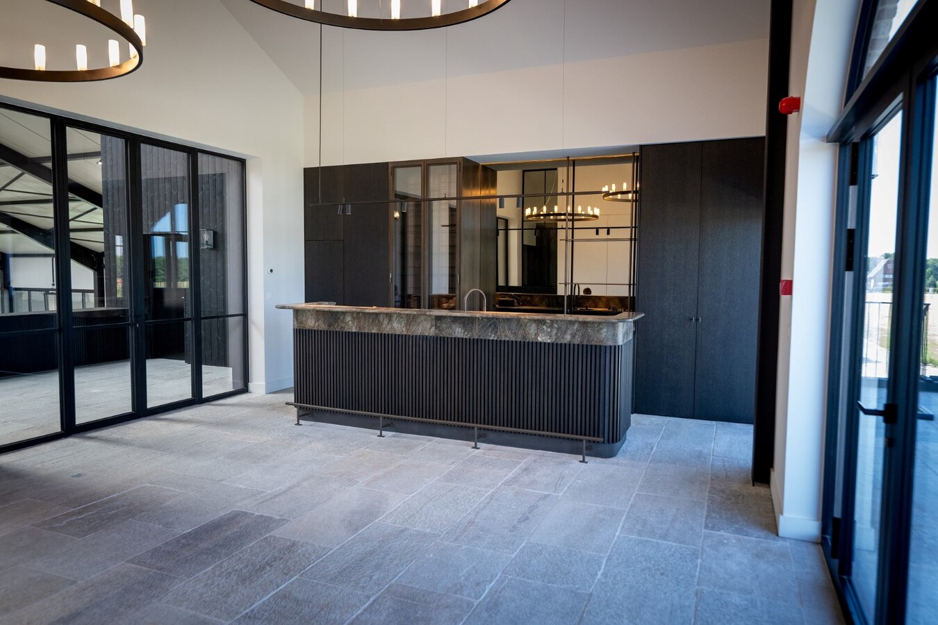Exclusieve professionele hippische accommodatie (nieuwbouw) met villa op ca. 9 ha te Neerpelt 