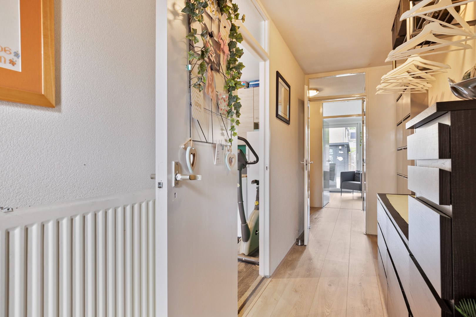 Keurige 6-kamer drive-in woning met moderne keuken, nette badkamer, 5 slaapkamers, zonnige tuin en eigen parkeerplaats! 