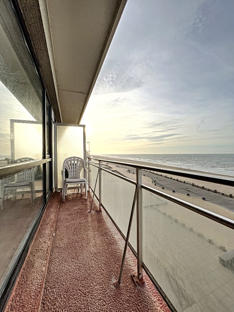Vernieuwde studio met zicht op zee en terras 