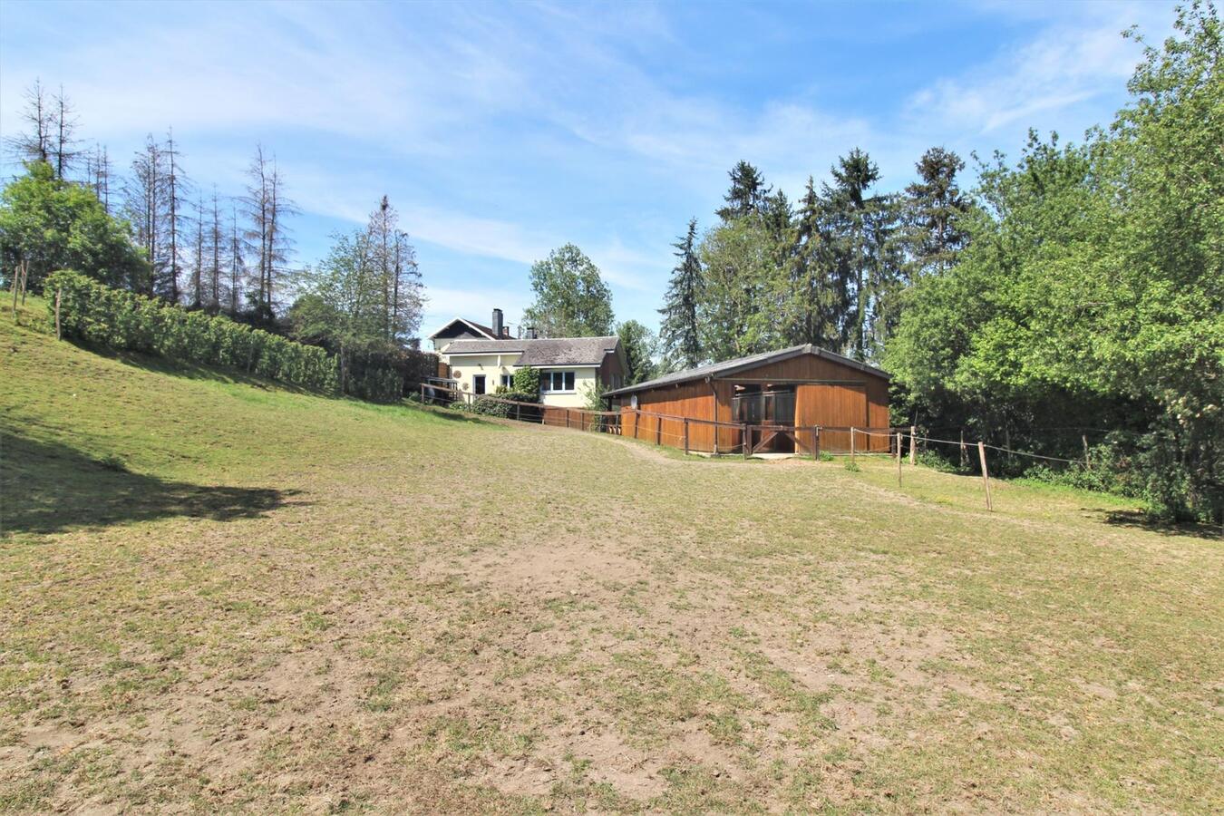 EN OPTION - Habitation avec &#233;curie, piste ext&#233;rieure et terrain sur environ 76a &#224; Somme-Leuze (Namur) 