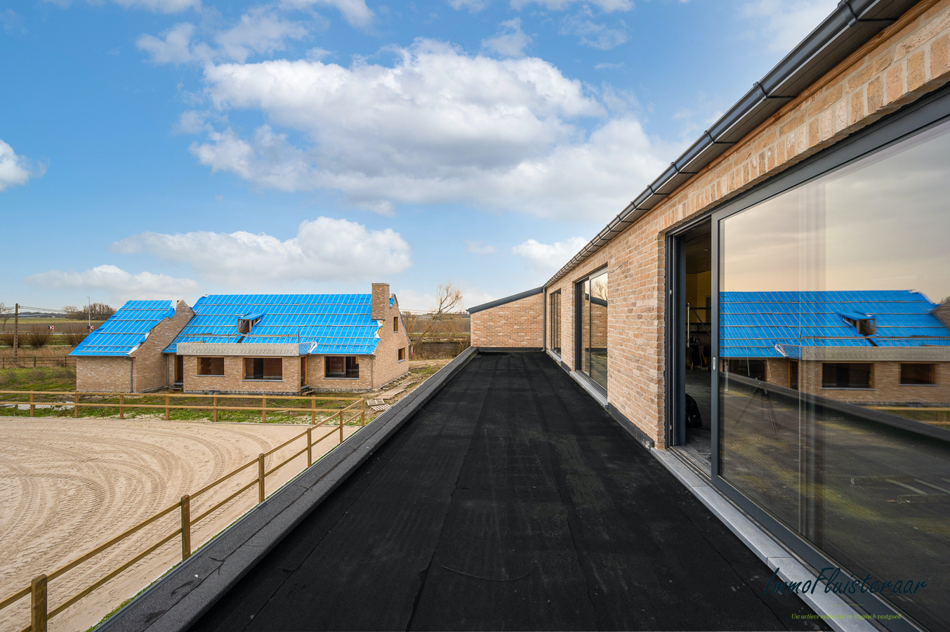 Nieuwbouw hippisch centrum met casco villa te West-Vlaanderen. 