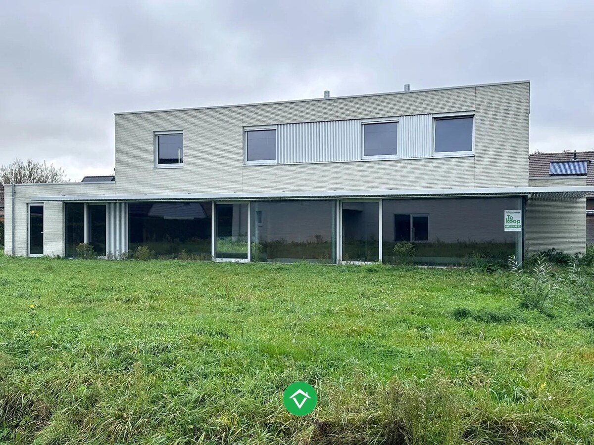 Ruime alleenstaande villa met 3 slaapkamers te Torhout 