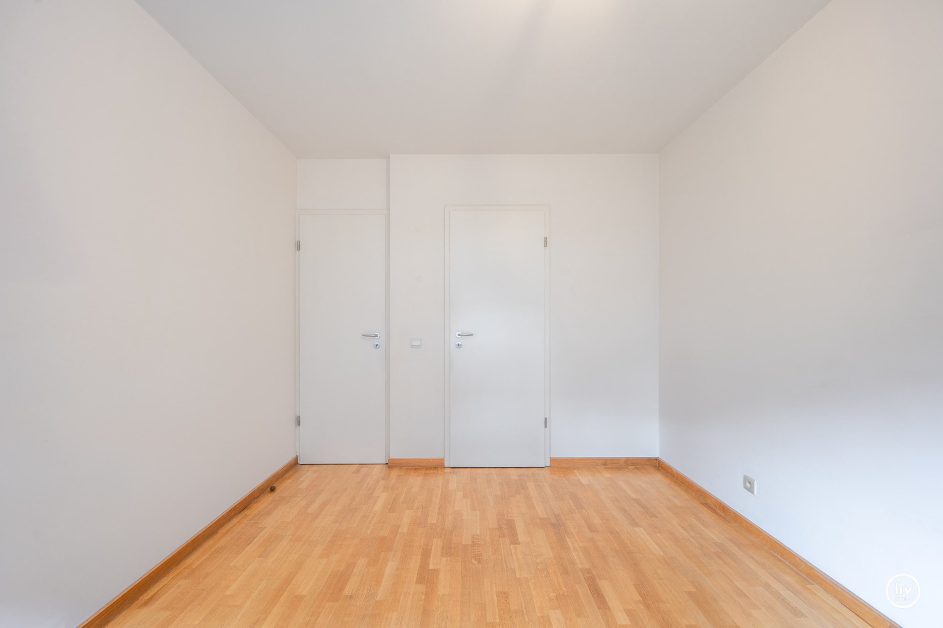 Lichtrijk hoekappartement met twee volwaardige slaapkamers gelegen in het centrum van Knokke. 