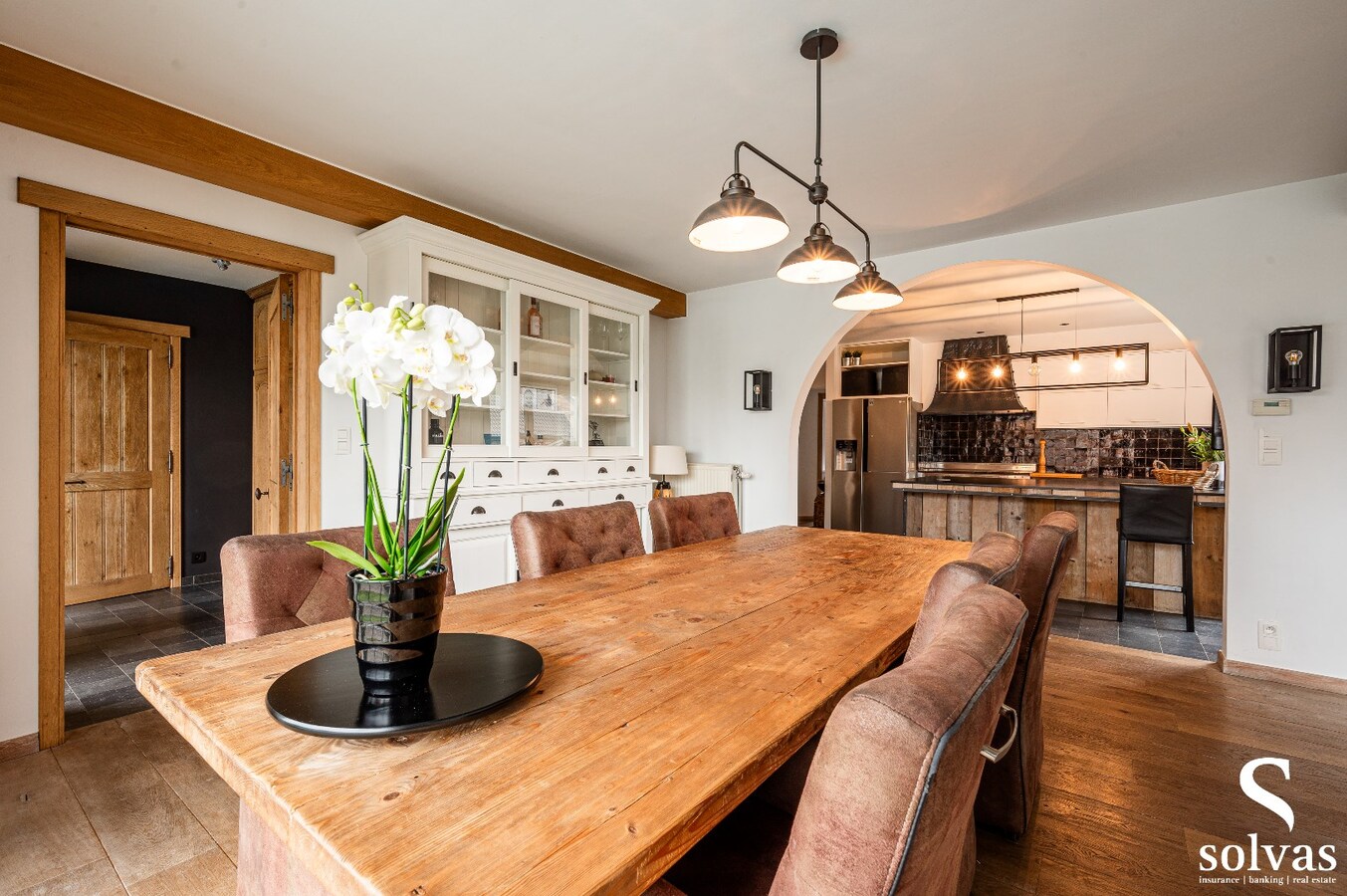 Instapklare woning met loods en prachtig aangelegde tuin en zwembad 
