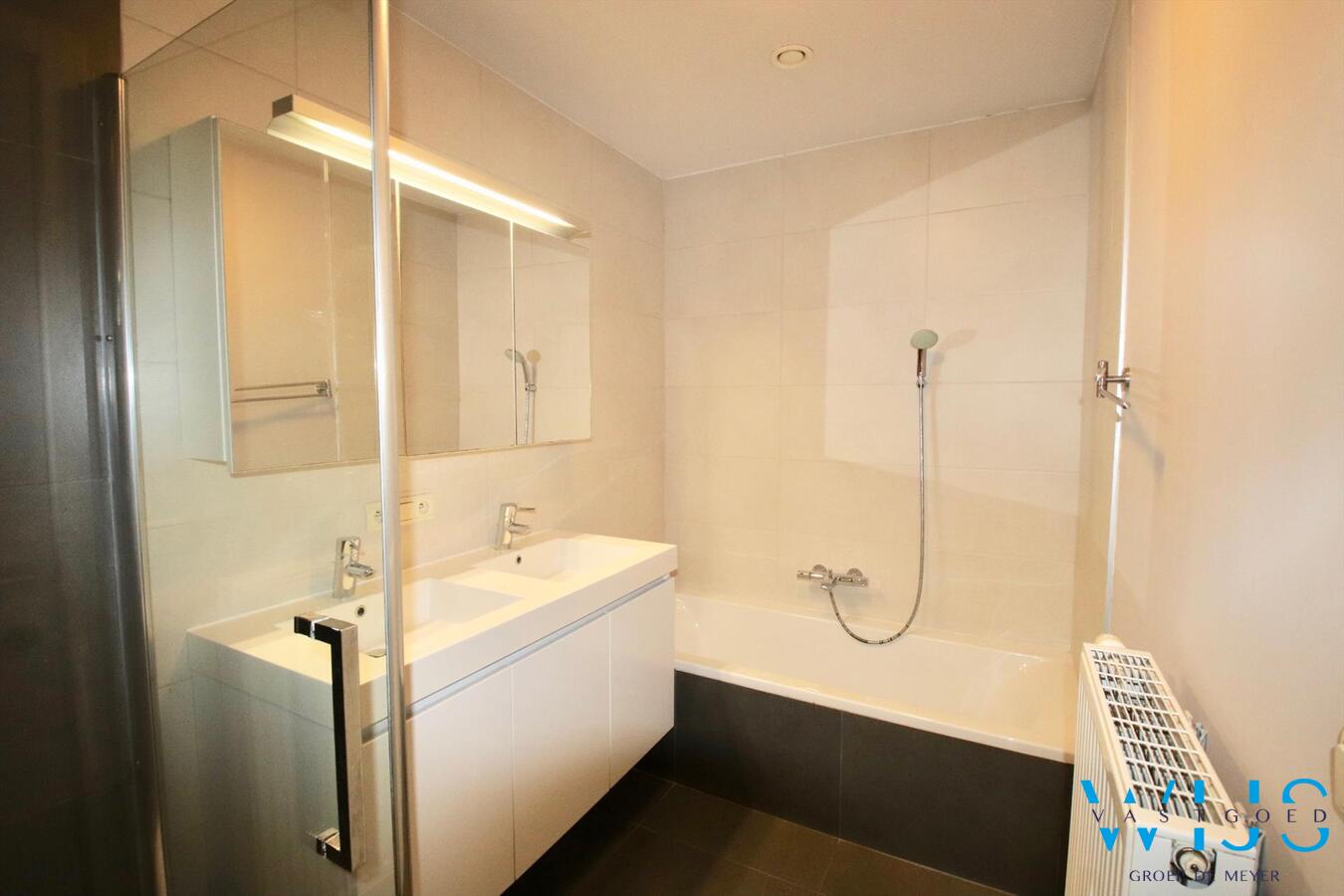 Instapklaar &amp; gezellig 3 slaapkamer appartement in hartje Zelzate! 