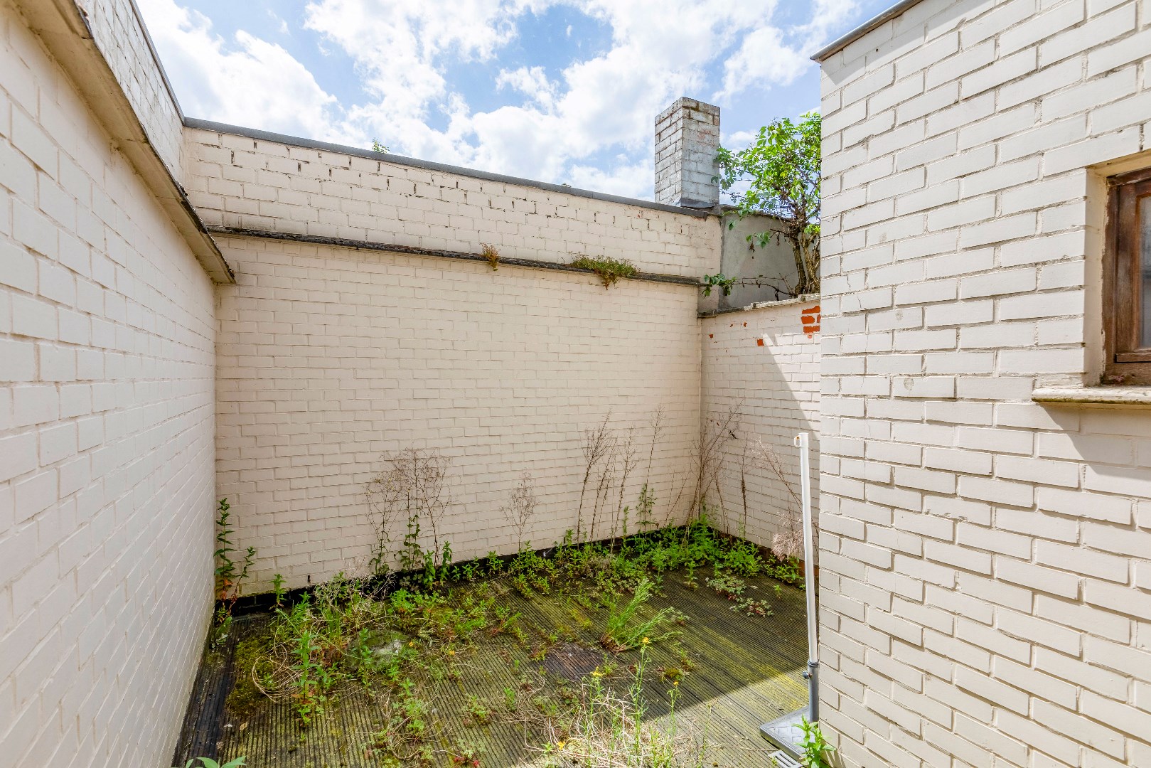 Te renoveren woning met stadstuin centraal gelegen in Sint-Amandsberg 