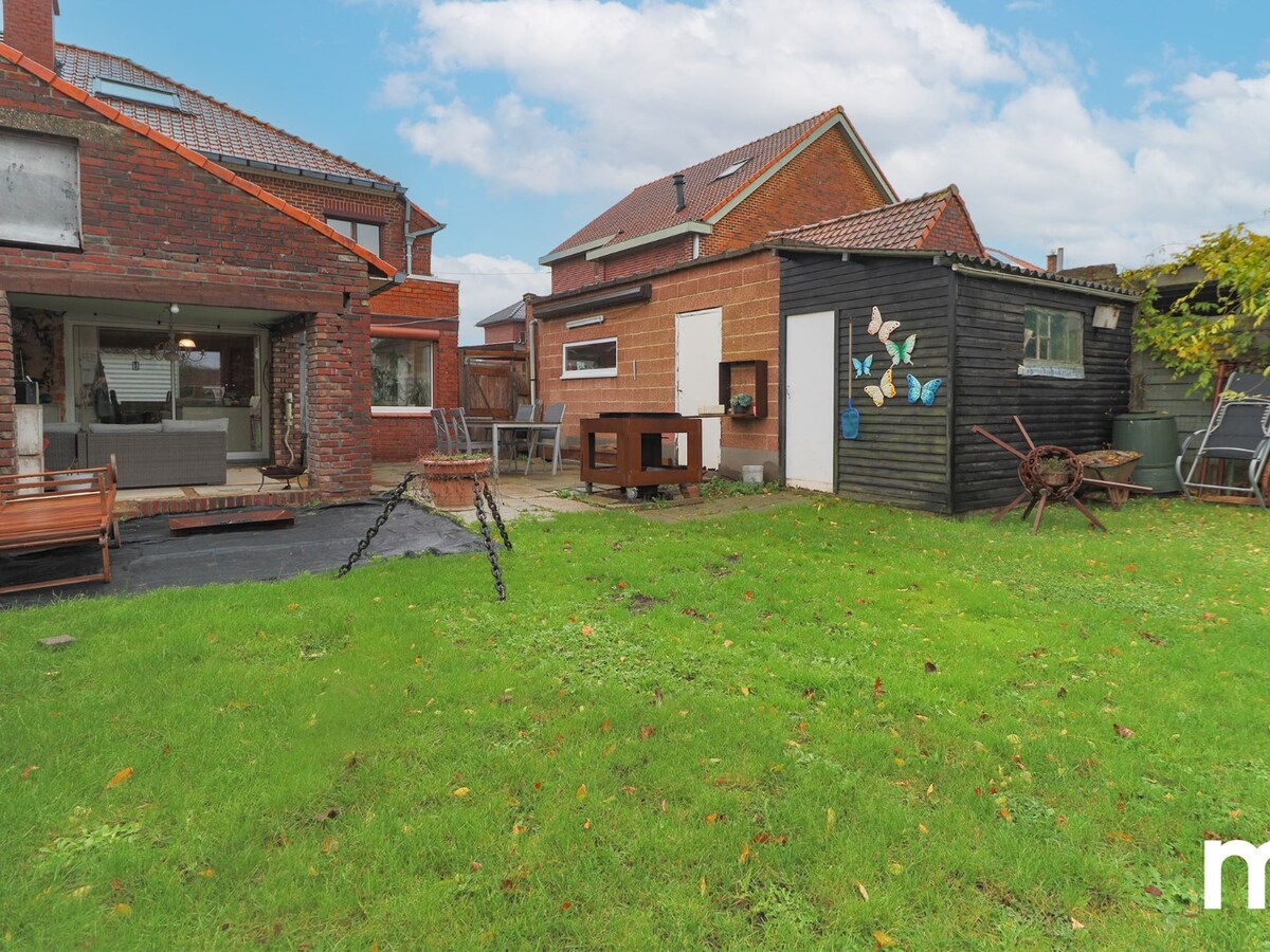 Halfopen bebouwing met grote tuin, garage  en 3 slaapkamers ! 