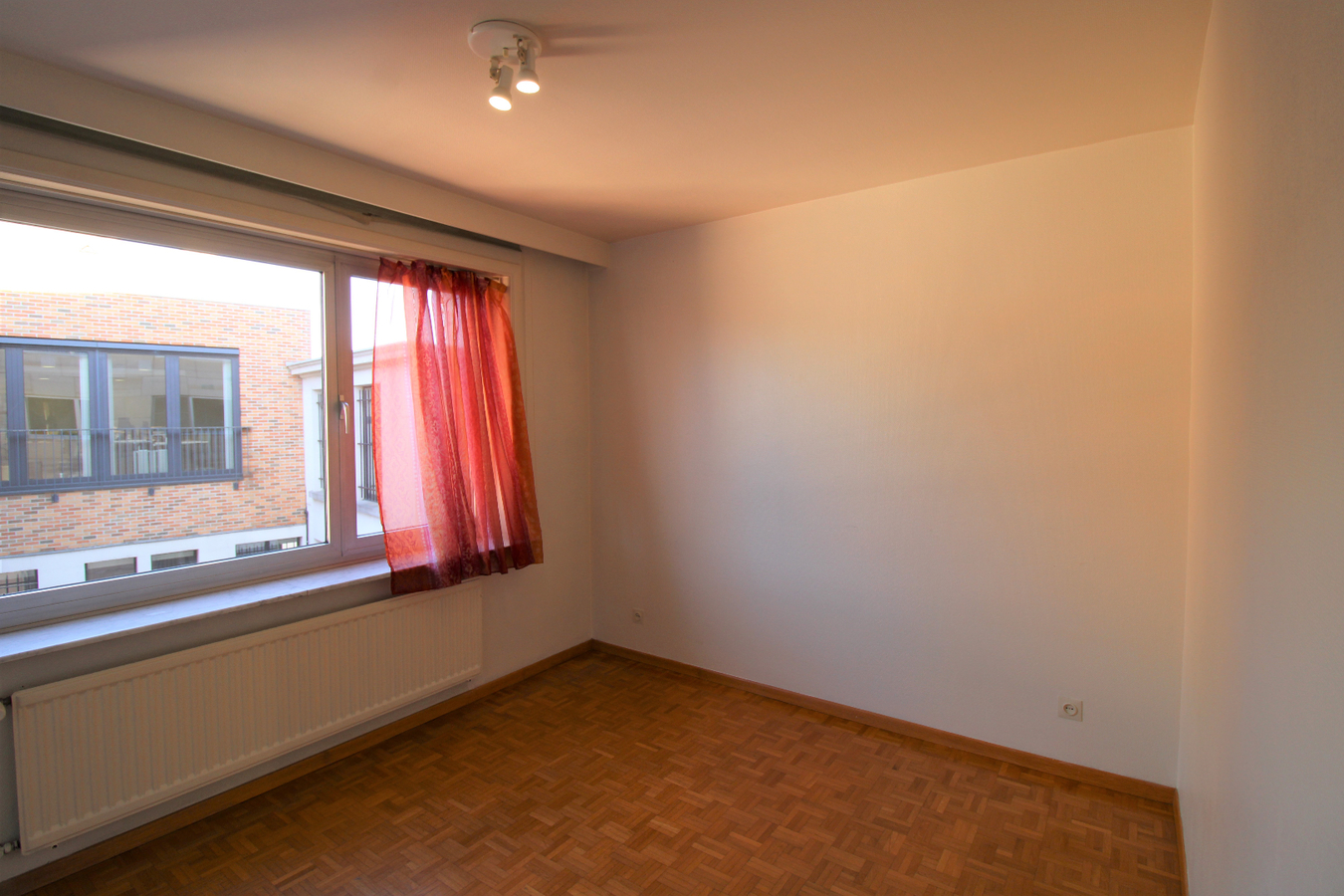 Zonnig appartement met 2 slaapkamers en autostandplaats te centrum Roeselare 