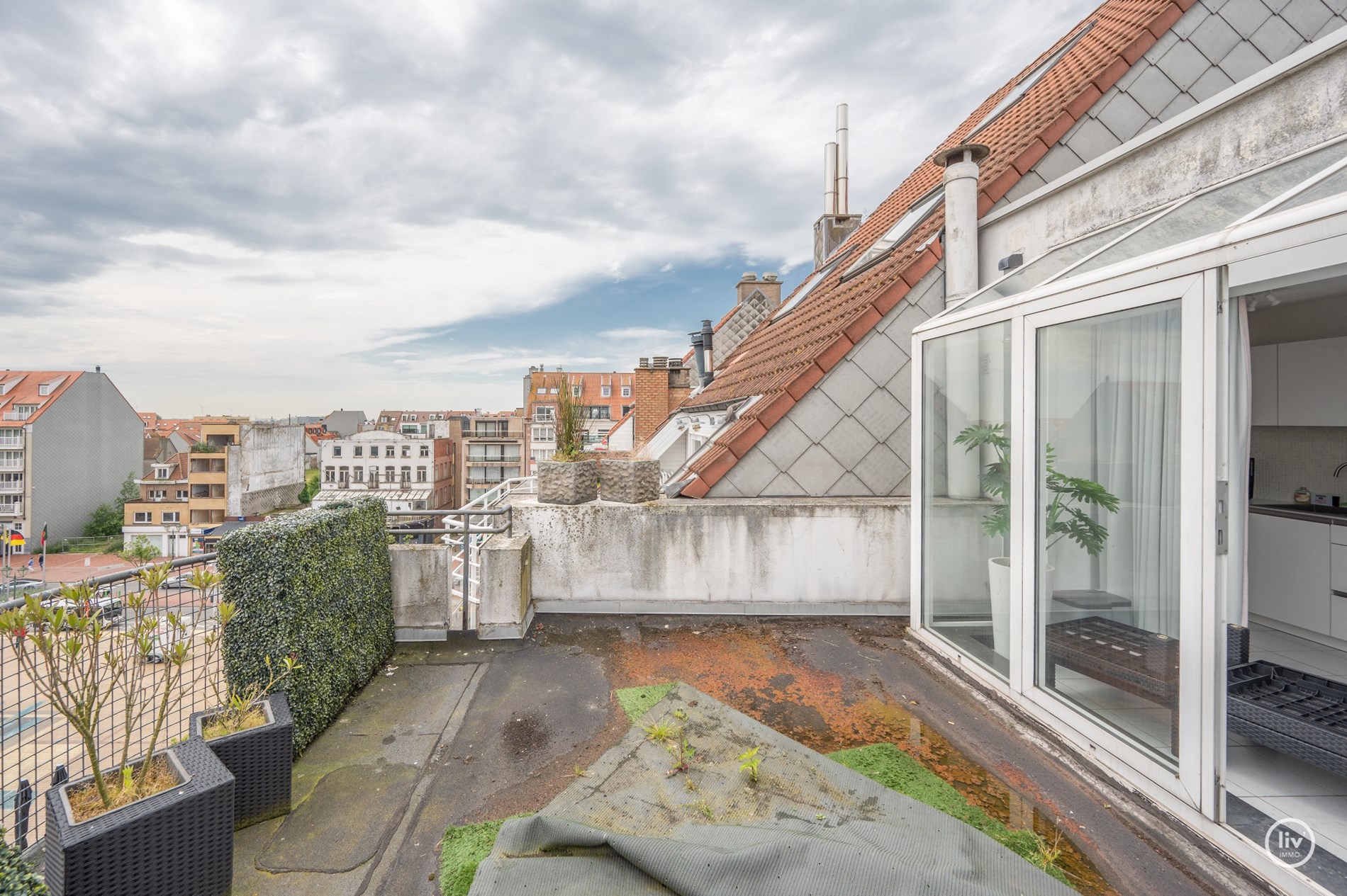 Penthouse met 1 slaapkamer met voor en achterterras in een kleine mede-eigendom met lage lasten. 