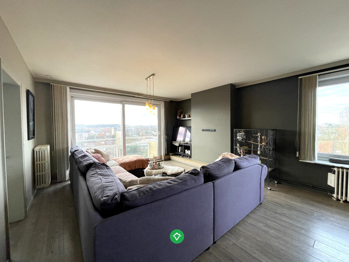 Lichtrijk appartement met twee slaapkamers en garage op een centrale ligging te Roeselare 
